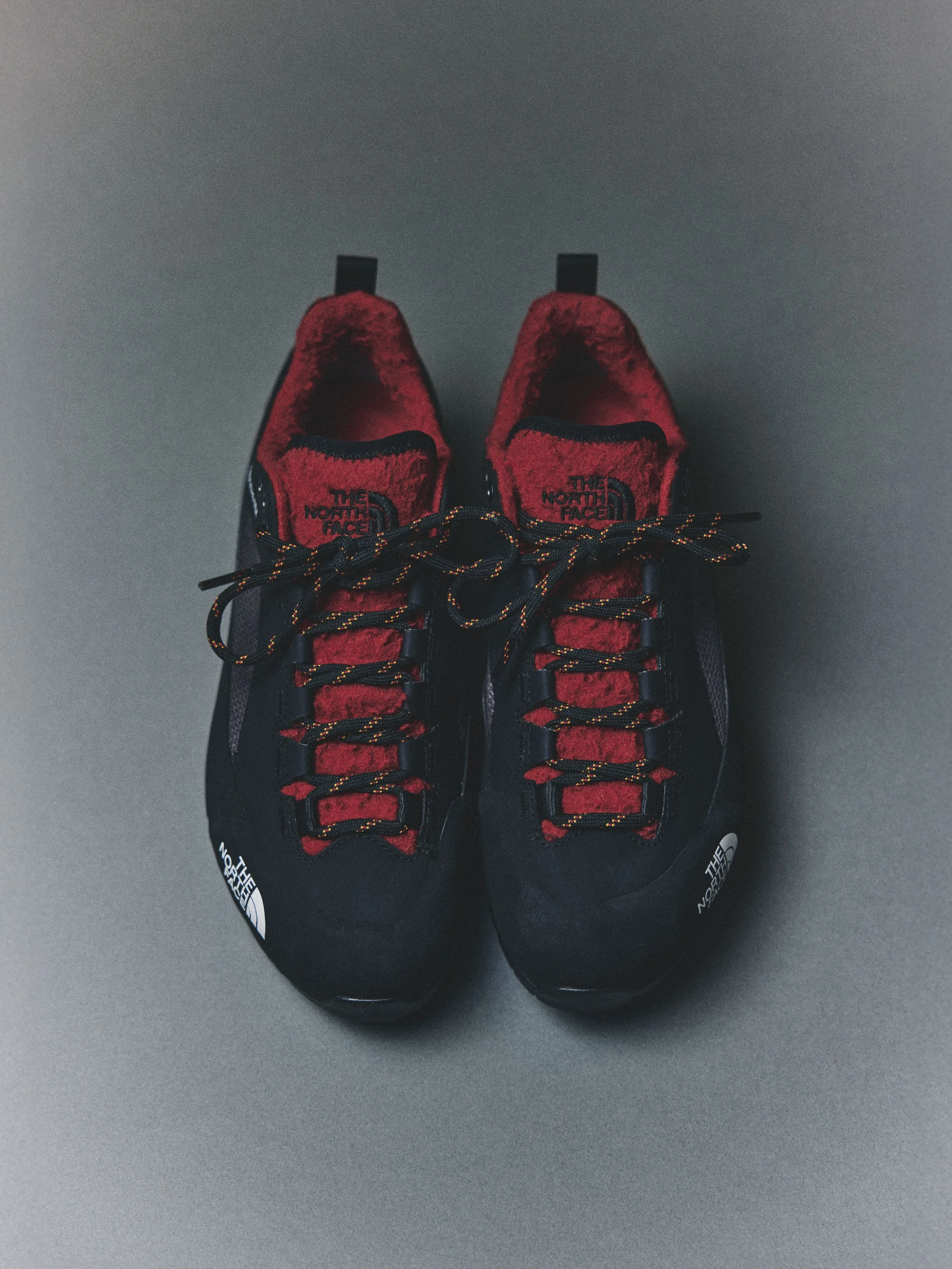 TNF_EVRG_FW25_ICONS_WM_Casentino_Wool_Red-Black_Verto-Alpine-Low_NF0A8G51KX9_01.jpg