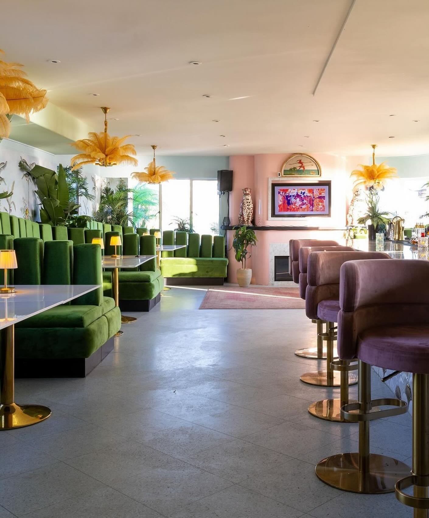 It&rsquo;s Friday, act like it. 🌴🥂🐆 Whether it&rsquo;s soaking up the sun or enjoying the starlit sky, #TheCocoClub rooftop in Santa Monica has you covered from day to night. Open until 2 am Friday and Saturday.

#SantaMonica #rooftopbar #weekendv