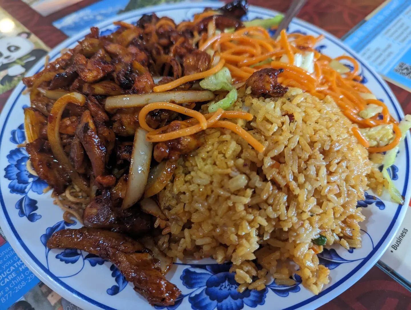 Combo M with Mongolian chicken!

#luckychineserestaurant #elcentroca #eatlocal #food #foodporn #chinesefood #yum #smallbusiness #comidachina #localbusiness #localbusinesselcentro