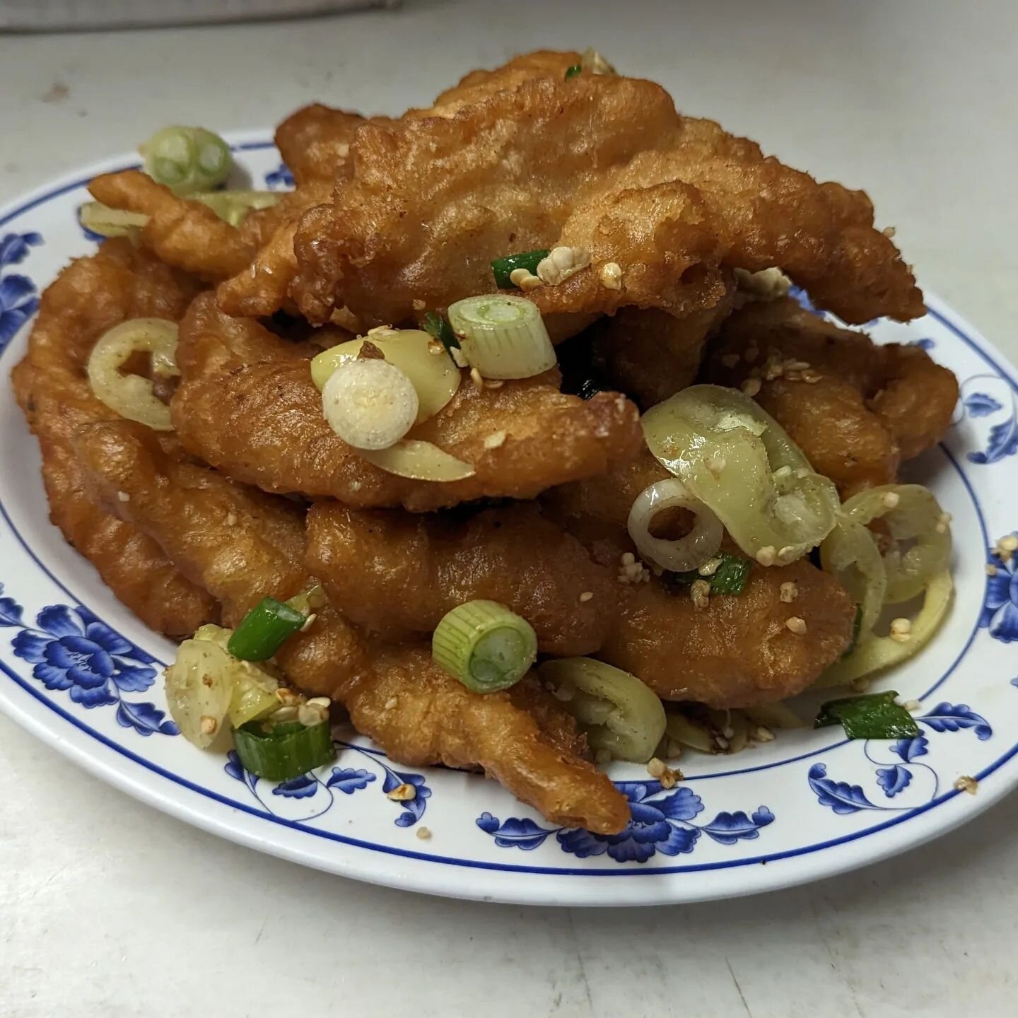 Salt n pepper fish 🐟

#luckychineserestaurant #elcentroca #eatlocal #food #foodporn #chinesefood #yum #smallbusiness #comidachina #localbusiness #localbusinesselcentro