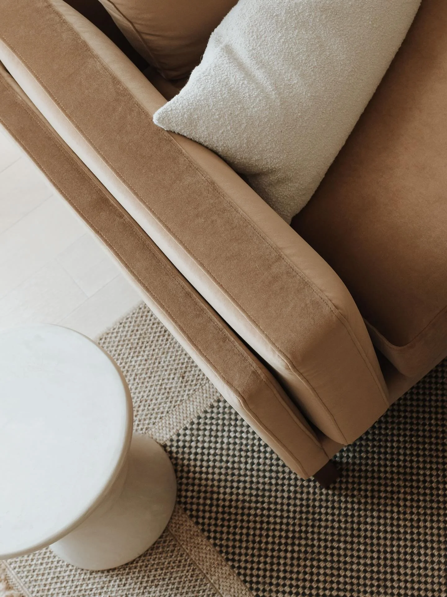 All the pretty textures and details coming together. 🤍 Neutral doesn&rsquo;t mean boring &mdash; it&rsquo;s all in the layering: soft velvet, natural grass rugs, cozy shearling pillows, and a smooth ceramic table.&thinsp;
&thinsp;
Design:&thinsp;@sl