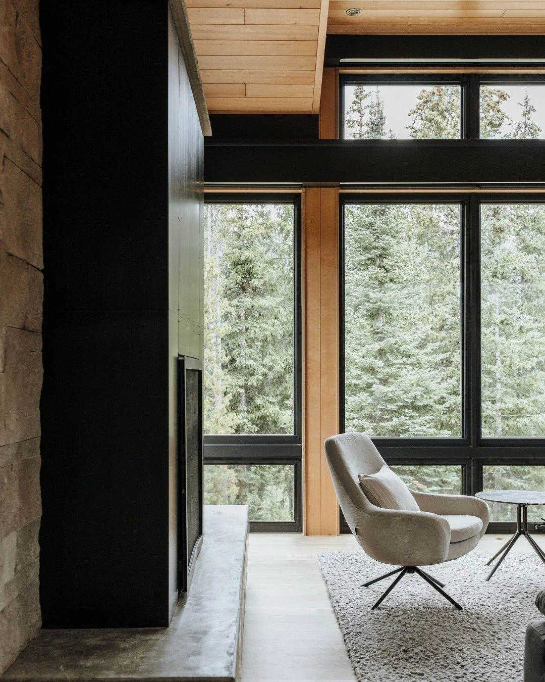 Letting the stunning views from the rocky mountains take center stage for this project. We leaned into letting the natural materials take center stage for this project, both in the architectural elements as well as the furniture. 

Design: @slayton.i