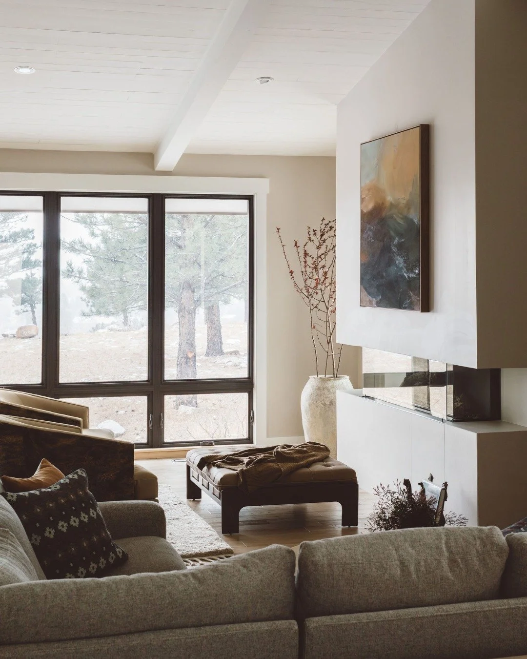Oh, she's a pretty one. I'm ready to turn on that fireplace, snuggle up one those cozy chairs, and read a good book. Dreamy!

Design: @slayton.interiors
Photography: @sierraannphotography
Styling: @mikawoydahome