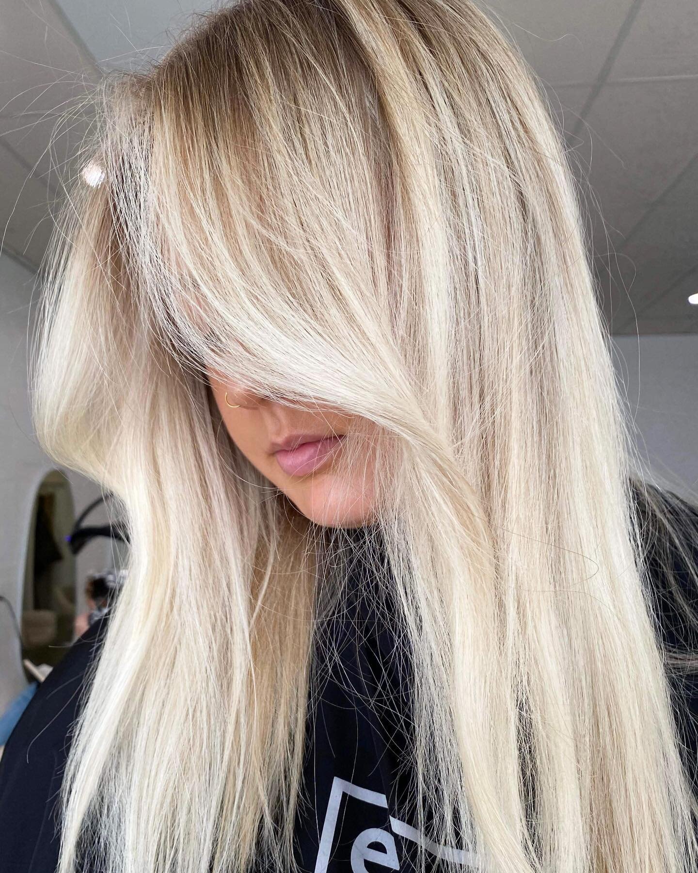 Obsessed with high impact blonde with lived in roots 🙌🏻 Stylist: Sally 
.
.
.
#blonde #highimpactblonde #scandiblonde