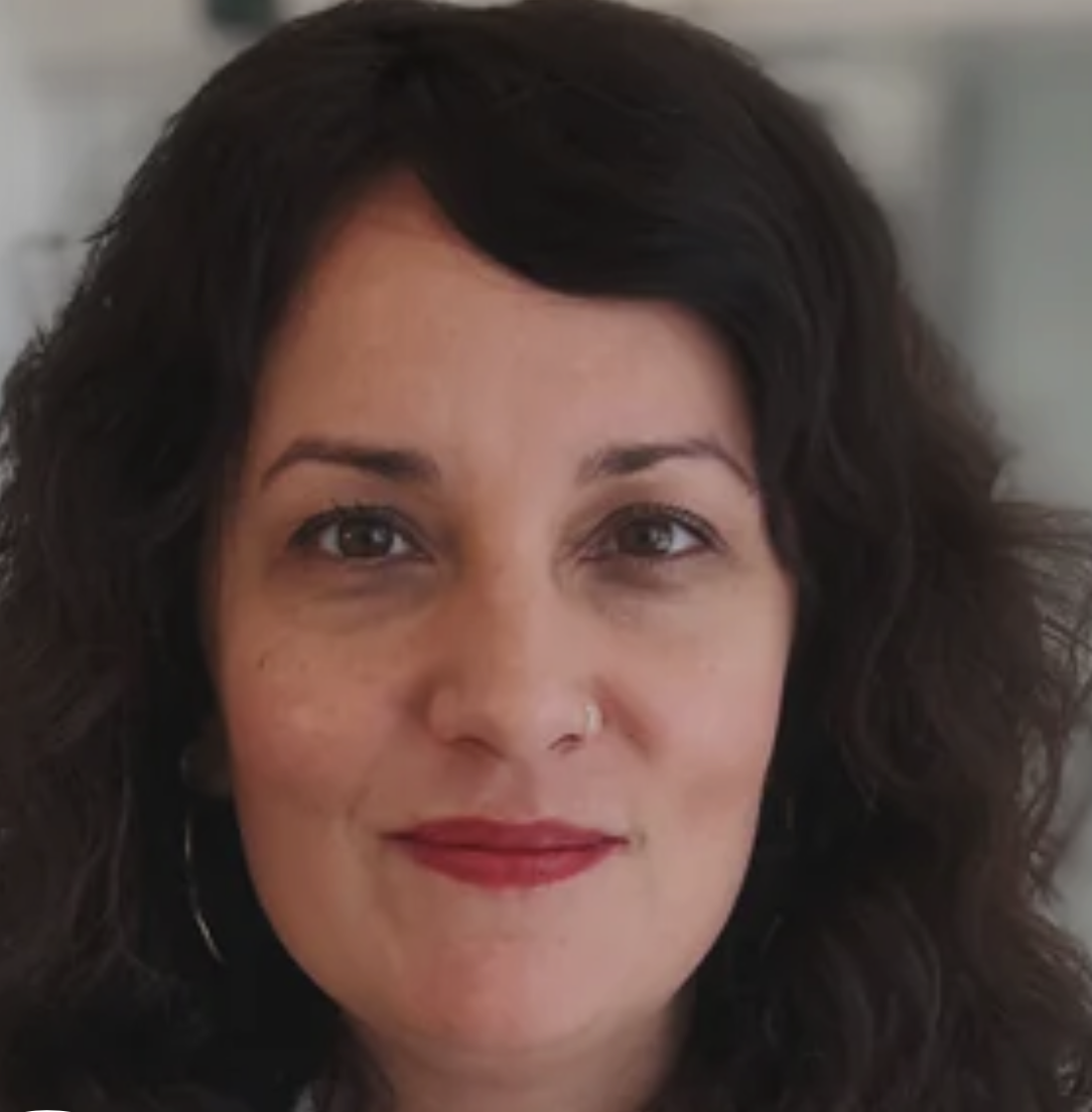  Amélie Sharda cultive sa passion pour l’artisanat international et les voyages.  