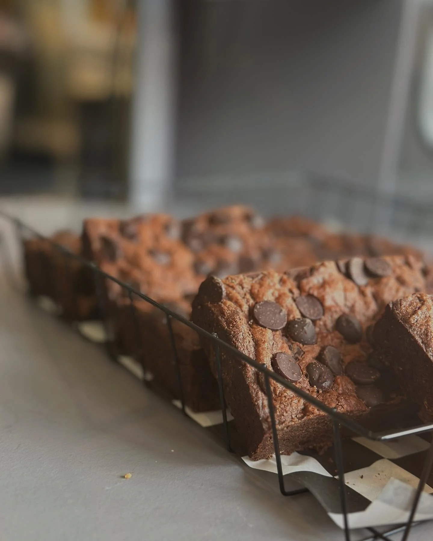 River rock fudge brownies are on the menu! Like most of our baked goods, these beauties are prepped over several days to create a decadant fudgy brownie with notes of browned butter, dark chocolate, and espresso. Finished with river rock dark chocola