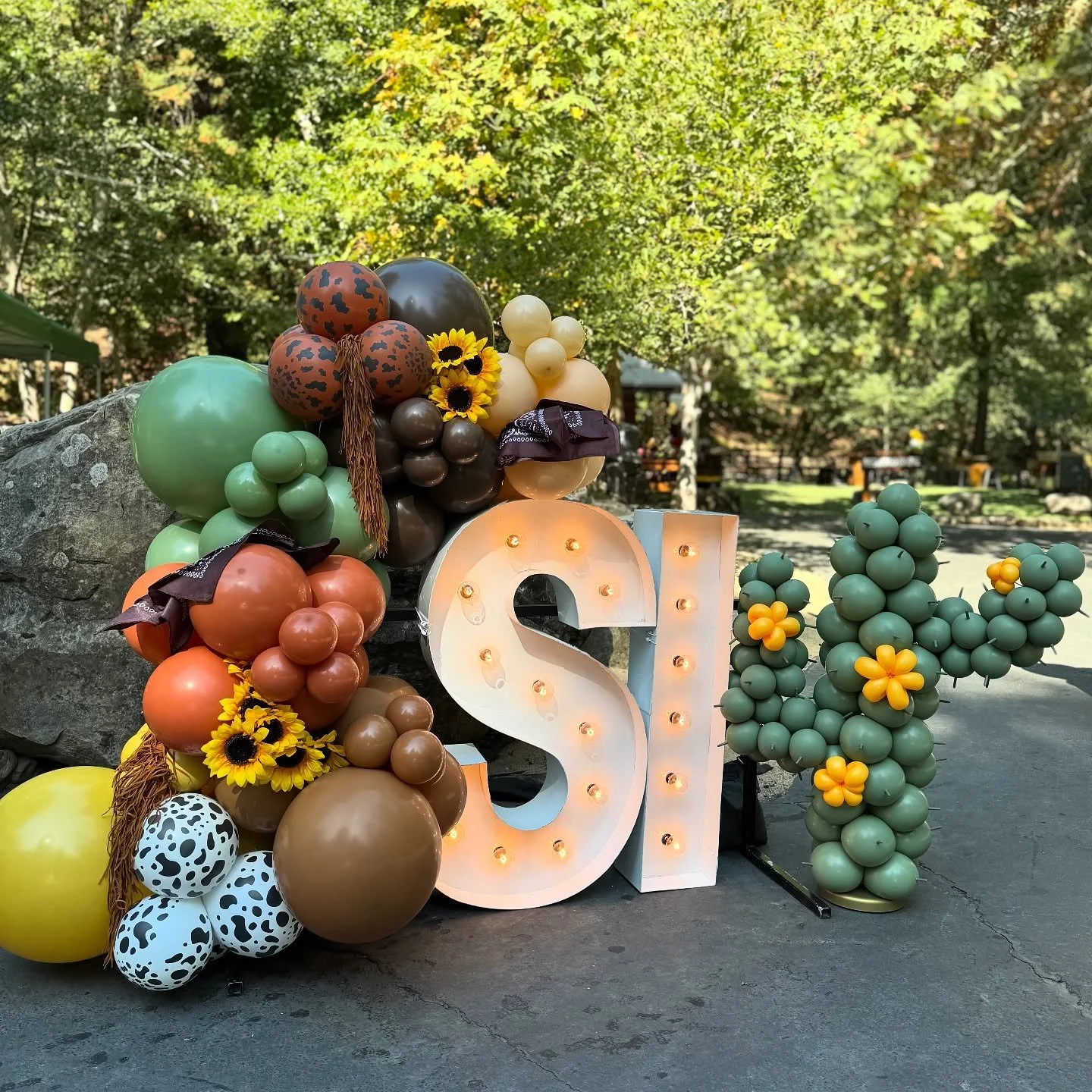 Dressed up some @alphalitsiliconvalley marquees for the @google SI department corporate event! 

#balloons #balloondecor #westerndecor #westernballoons #corporateparty #corporateevent #google #marquee #alphalitsv #balloonstylist #balloonartist