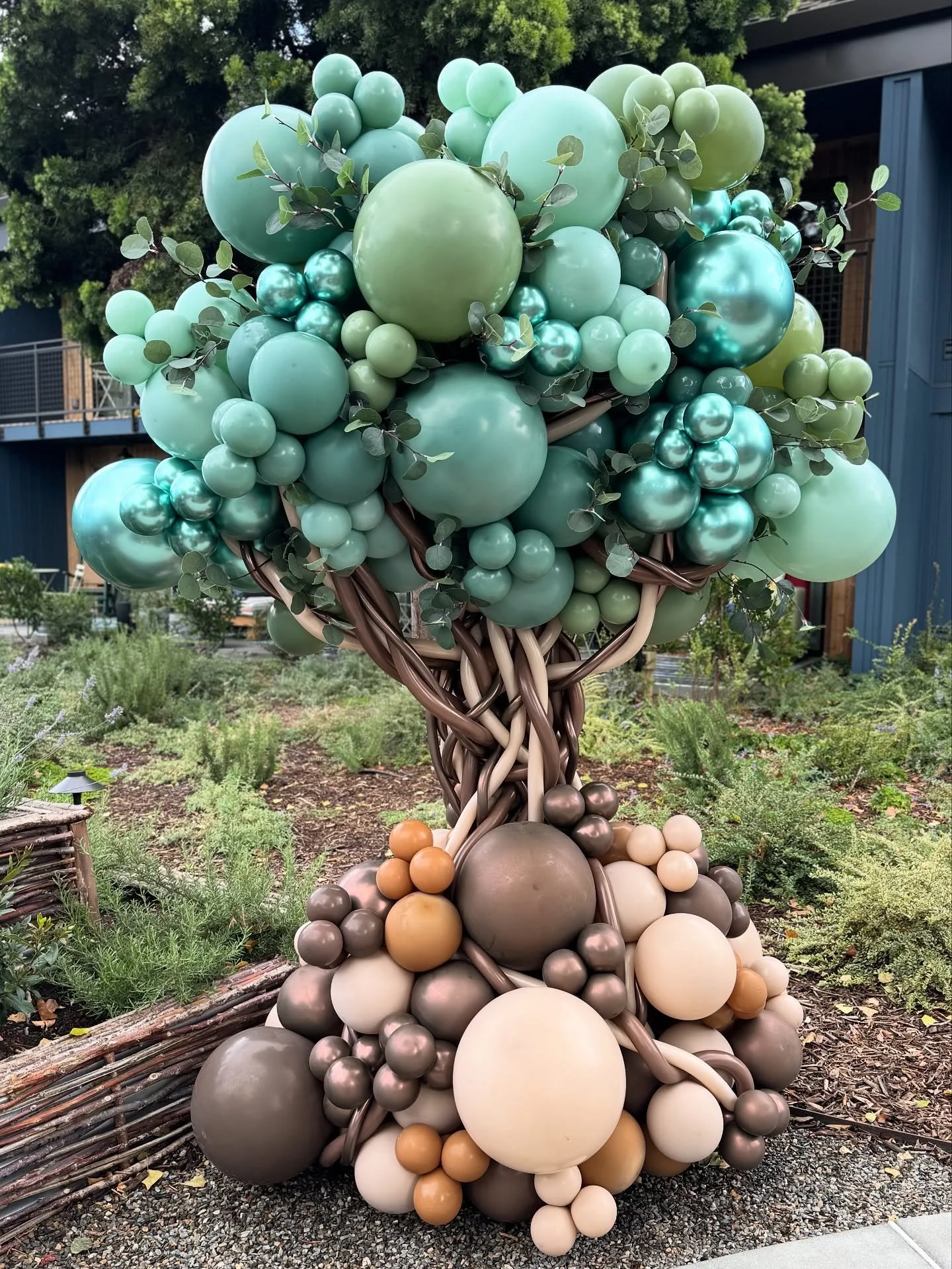 When your client dreams of a balloon tree, we bring it to life ✨

Standard Tree ➡️ Corporate Customized Tree 🌳 

#BalloonTree #BalloonArt #BalloonStylist #BalloonDecor #EventDecor #BalloonDesign #BalloonInstallation #EventInspiration #PartyInspo #Ba