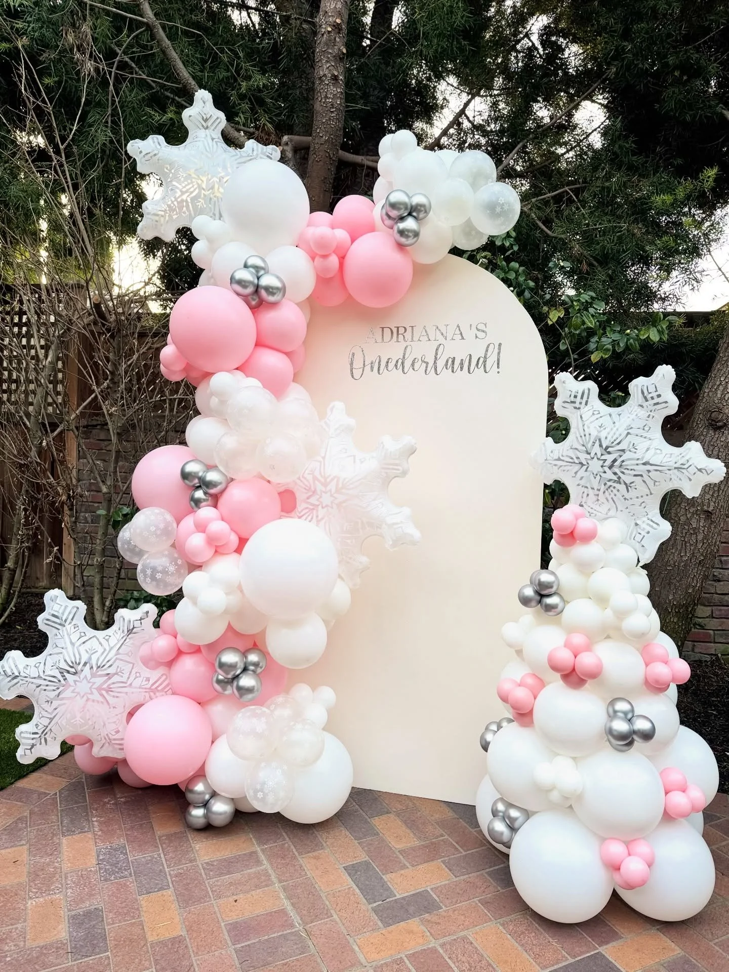 Adriana&rsquo;s Onederland 🩷❄️🤍 A photo backdrop with a lush organic balloon garland, matching tree and so many whimsical details.

#balloonbackdrop #onederland #balloonstylist #firstbirthday #balloonideas