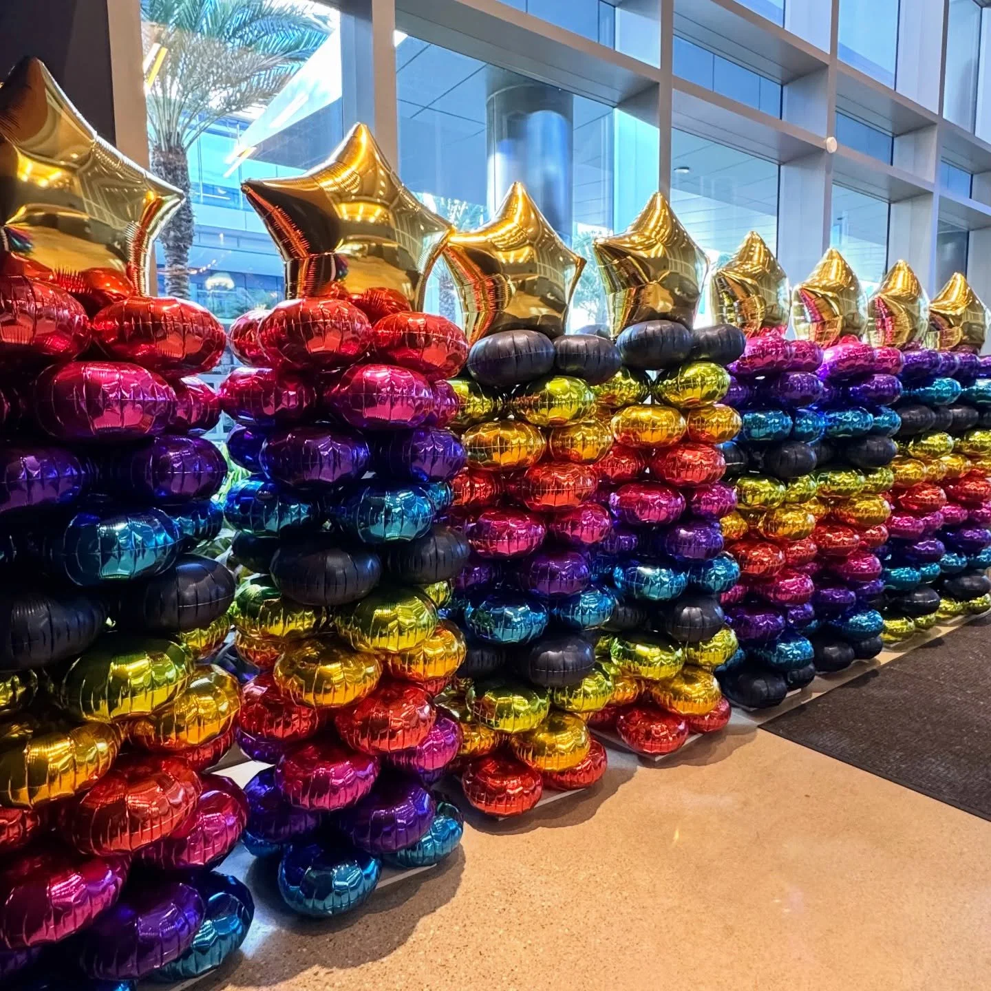 These Magic Arch balloons make for a whole new vibe when it comes to columns and I am all about it!

#balloons #balloonartist #balloonstylist #magicarchballoons #balloonideas