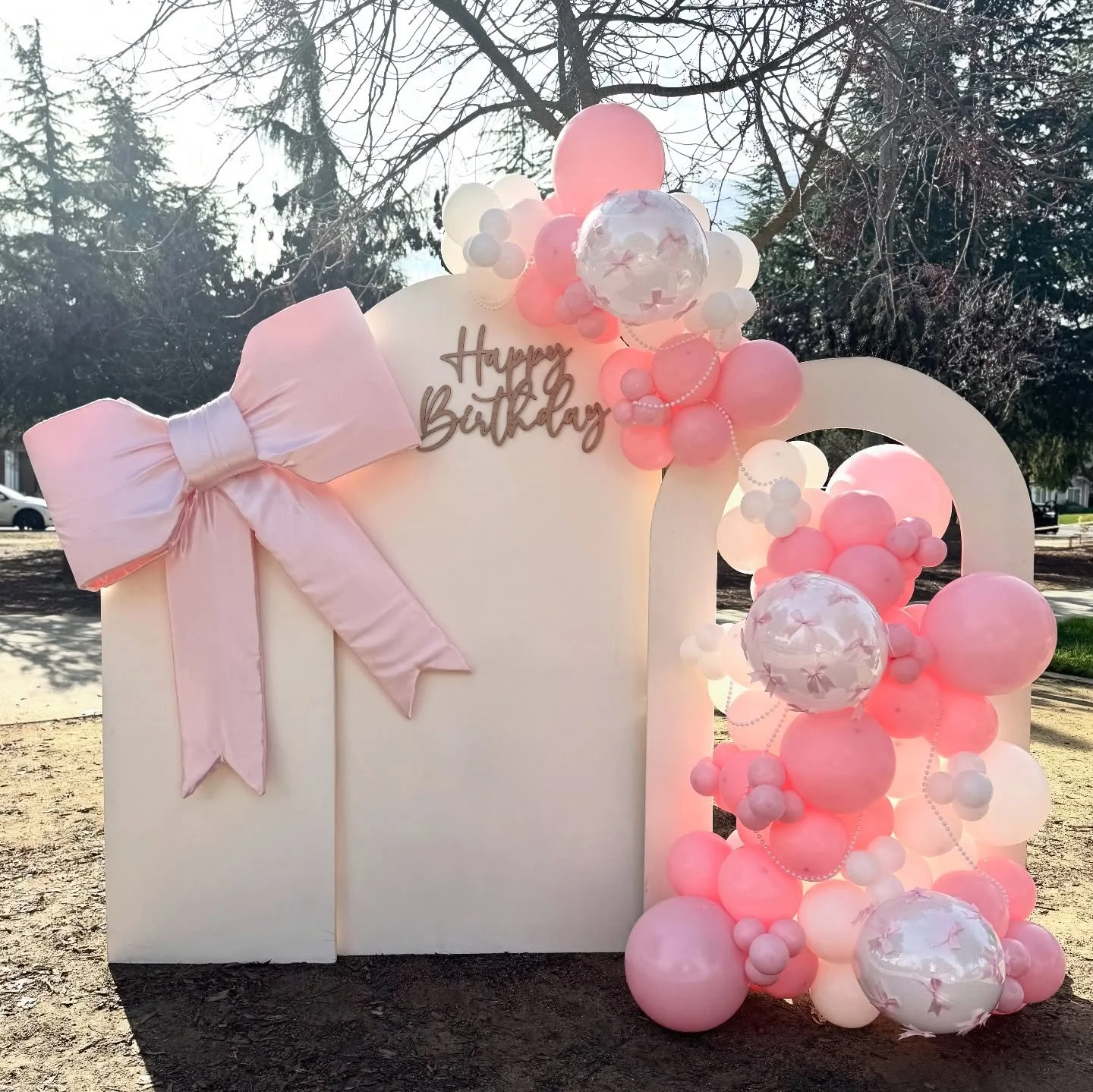 Bows, pearls and lots of pink&hellip;all the girly things! 🎀

#balloondecor #balloonstylist #balloonideas #bowdecor #birthdayballoons