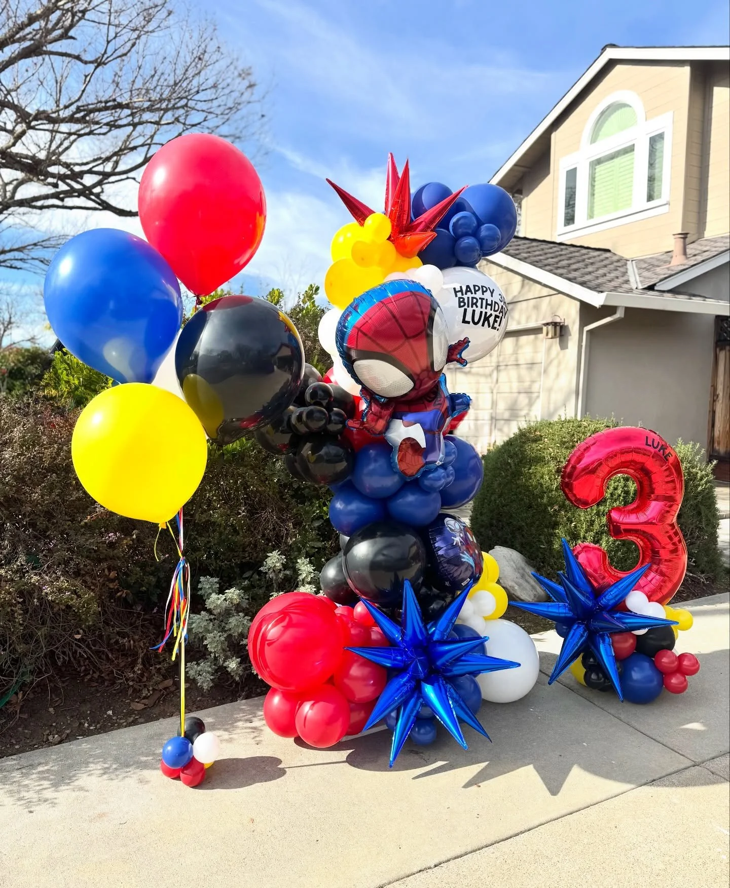Happy 3rd birthday, Luke! This is the 3rd year in a row I&rsquo;ve had the opportunity to help add some fun decor to this clients parties 🎉 

Featured is our Party Package! 

&bull; 8&rsquo; Freestanding Garland
&bull; 18&rdquo; Helium Bouquet
&bull