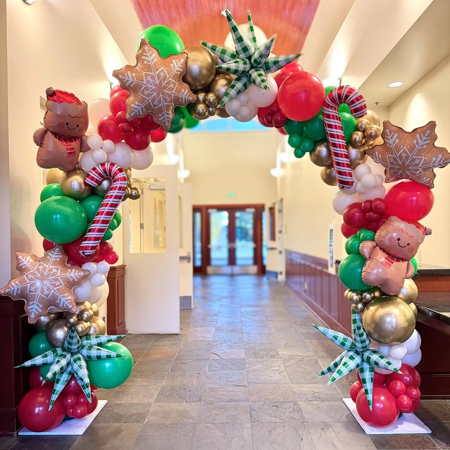 Merry Christmas and Happy Holidays from us to you! ❤️✨💚

#balloonstylist #balloonartist #christmasballoons #christmasideas #balloonarch