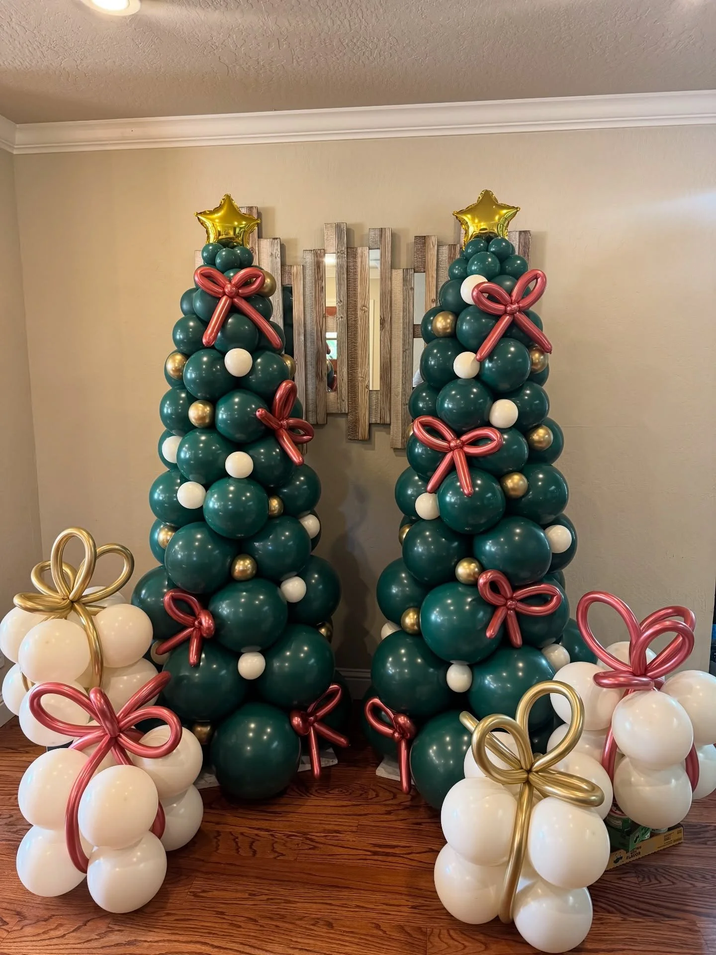 Merry Christmas Eve! 🎄🎁

#balloons #balloontree #christmasballoons #christmaspresent #balloonstylist