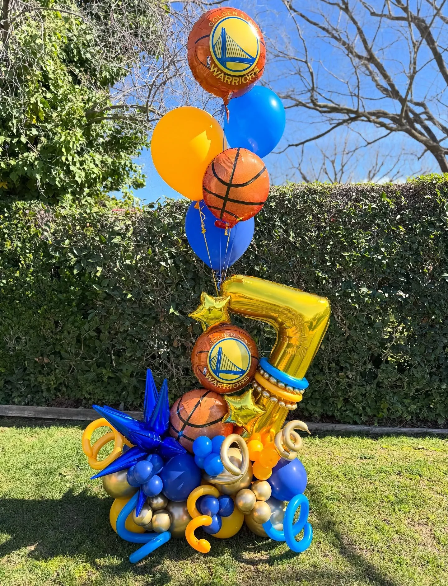 A @warriors themed balloon bouquet! 🏀 

#balloondecor #balloonbouquet #balloonstack #warriors #birthdayballoons