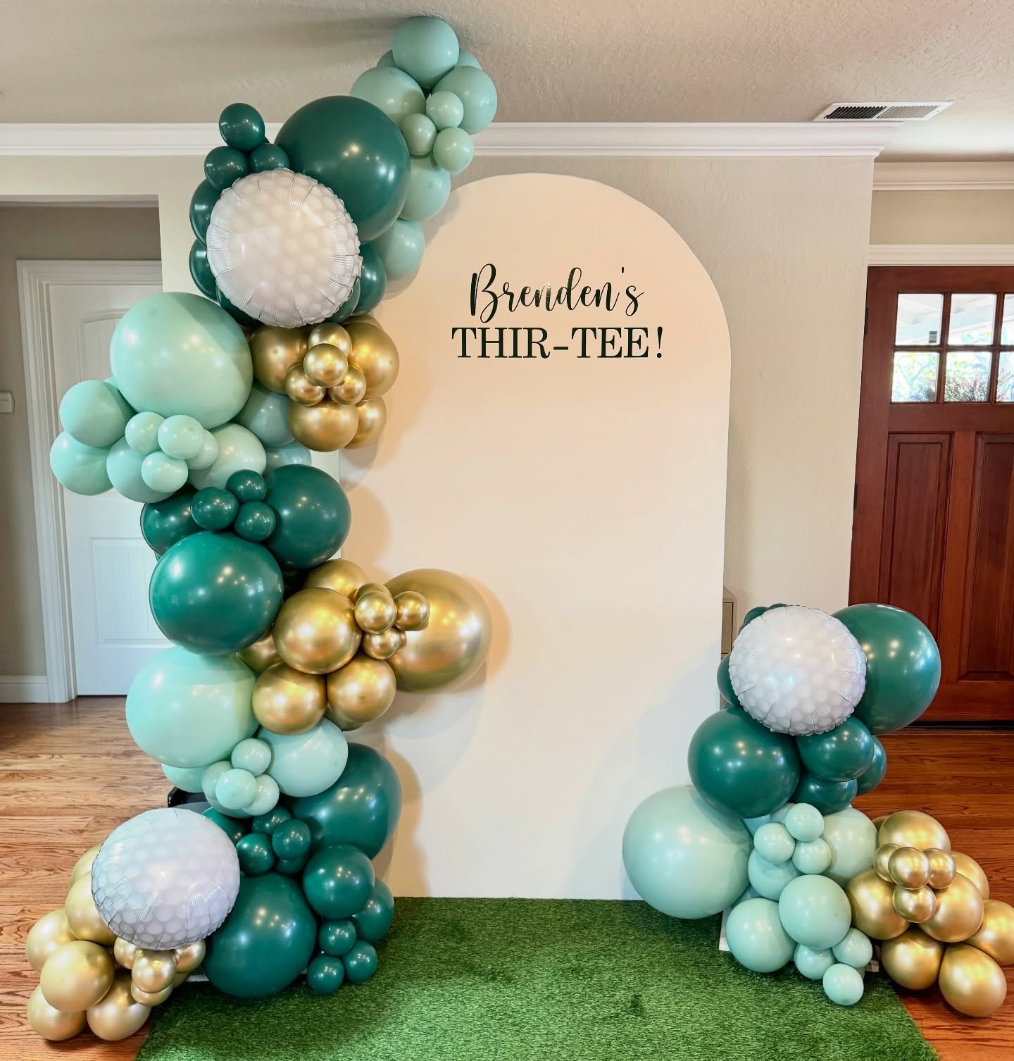 Brenden&rsquo;s THIR-TEE! ⛳️

Proof that you don&rsquo;t need a full install to make a big statement.

This Grab &amp; Go balloon setup was styled in the studio, picked up by my client, and set up at their venue in minutes.

Easy. Elevated. Party-rea