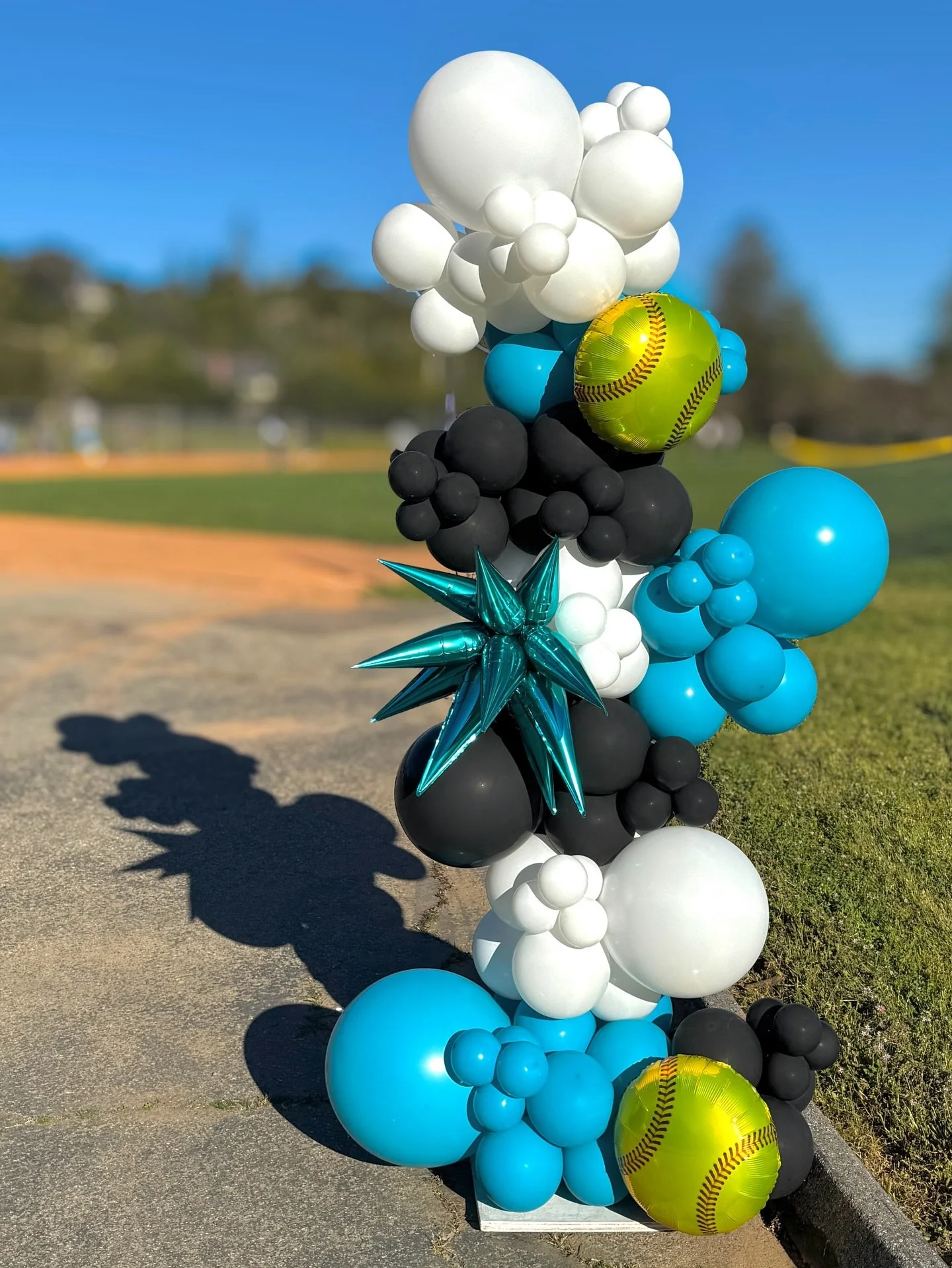 Two freestanding garlands welcoming the start of a brand new softball season ✨🥎 

#balloondecor #openingday #softball #softballballoons #balloonstylist