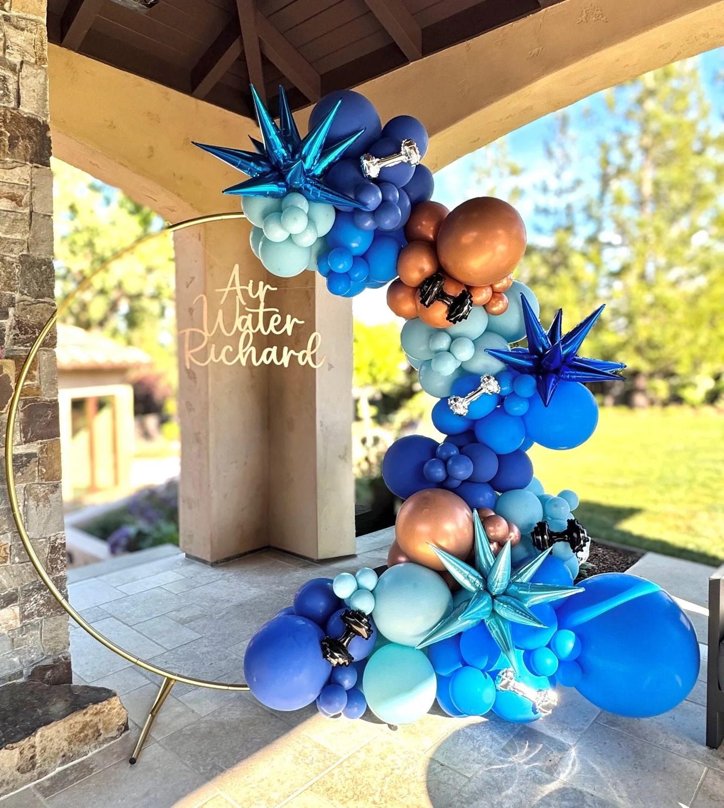 A totally custom moment for this client 💙🩵

#balloons #balloonstylist #balloonartist #customballoons #balloonhoop