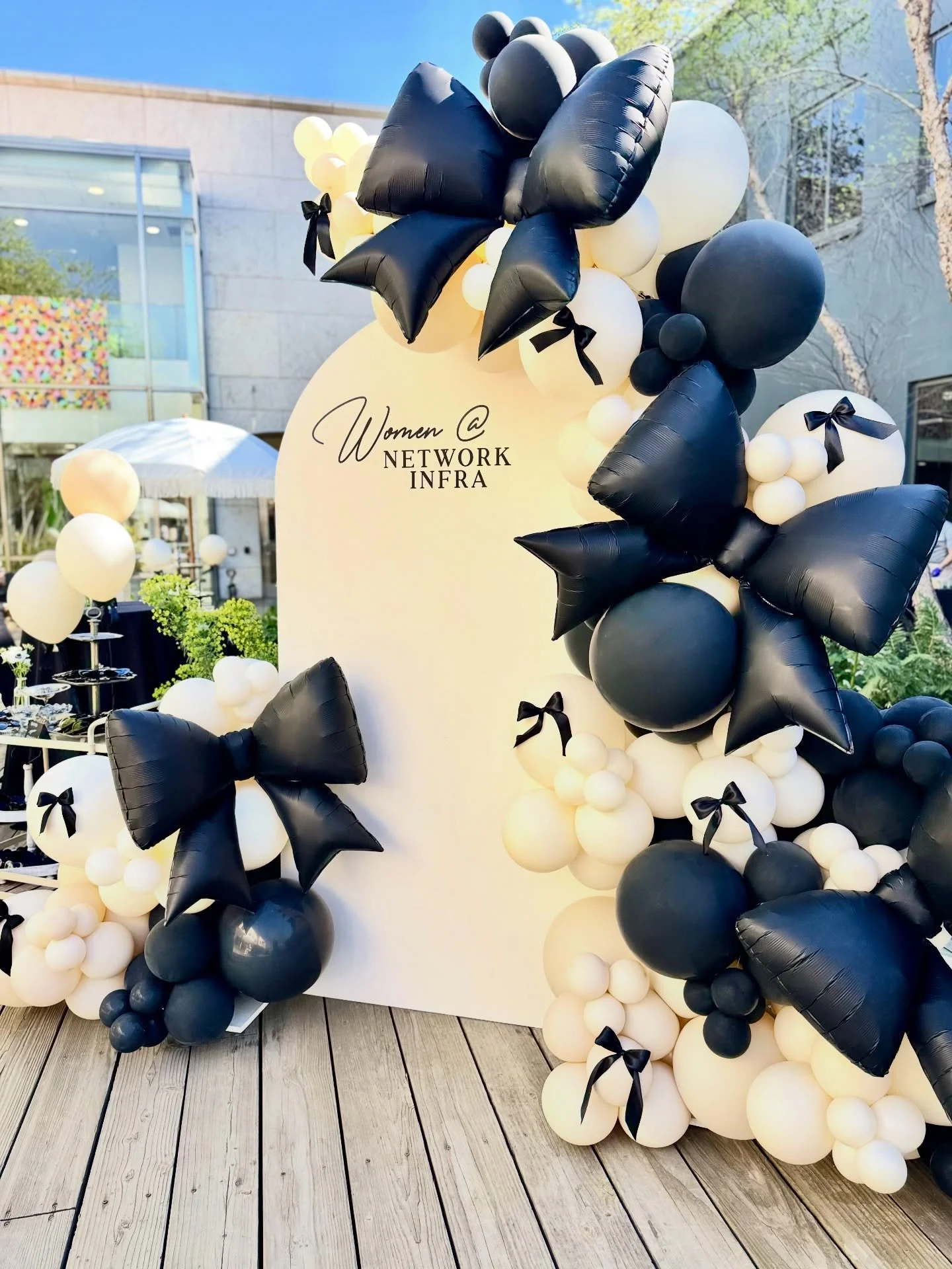 Bubbles &amp; Bows, but make it corporate 🖤

#CorporateBalloons #BalloonStylist #LuxuryBalloons #BowBalloons #BayAreaBalloonStylist