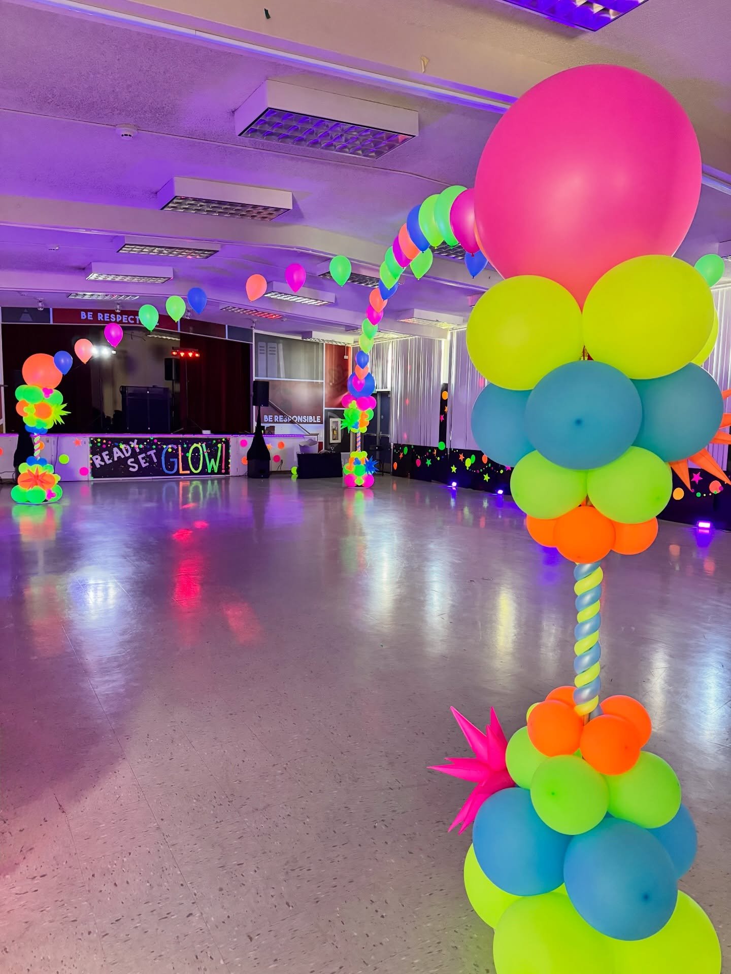 Glow mode&hellip;activated!💡✨

We turned this school into a neon dream&mdash;glowing columns, floating strings of helium balloons, and a whole lot of glow fun!! 

#GlowParty #SchoolDance #NeonNights #FamilyFun #BalloonStylist