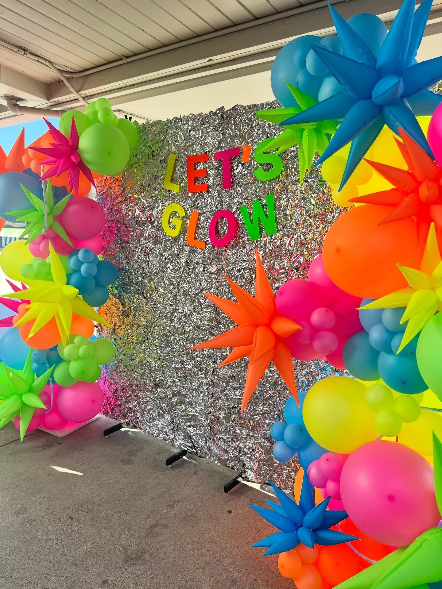 Let&rsquo;s Glow! ✨

A backdrop made for the most magical memories&mdash;neon glow balloons, tons of starbursts, and even LED lights.

Swipe to see it come to life after dark ➡️

#LetsGlow #NeonBackdrop #GlowParty #BalloonStylist #BalloonDesign