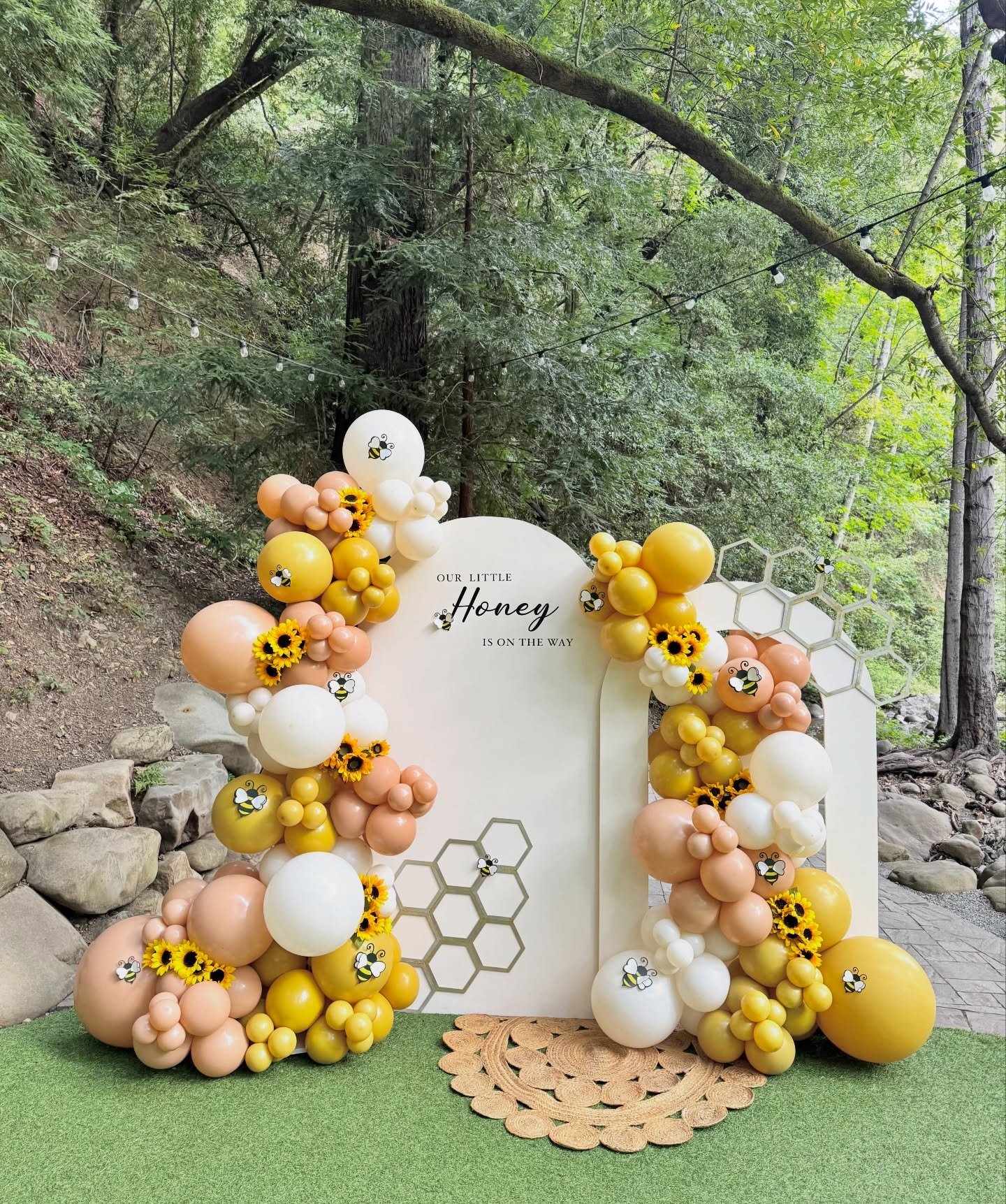 Our Little Honey is on the Way 🐝 🍯 

#balloondecor #babyshowerballoons #littlehoney #balloonideas #balloonstylist