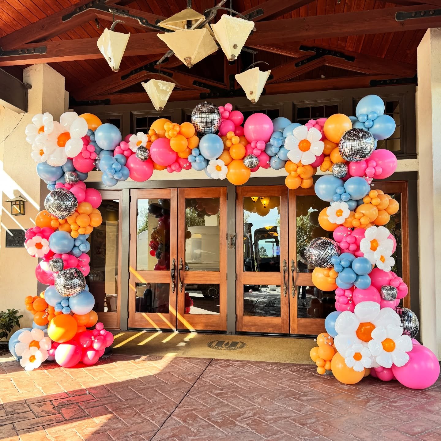 Children&rsquo;s Easter Party but make it groovy! ✌🏻🌼🪩Thank you for having me be a part of this super amazing event @losaltosgolfandcountryclub!

#balloonarch #balloondecor #groovy #balloonideas #eaaterparty