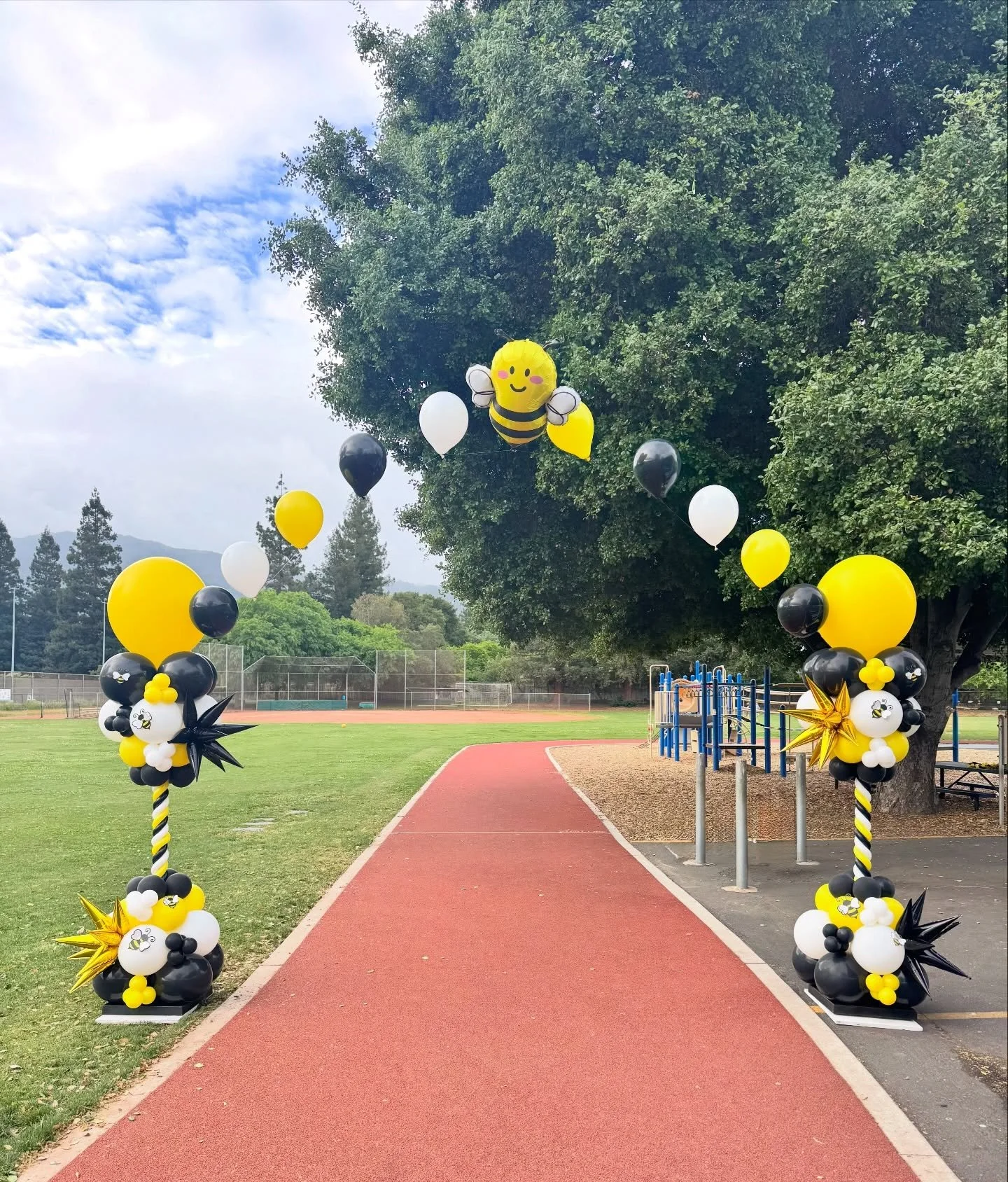 So happy I got to bee part of the Blossom Hill Elementary Fun Run last week! 🐝 

#balloonideas #balloondecor #customballoons #balloonartist #balloonstylist