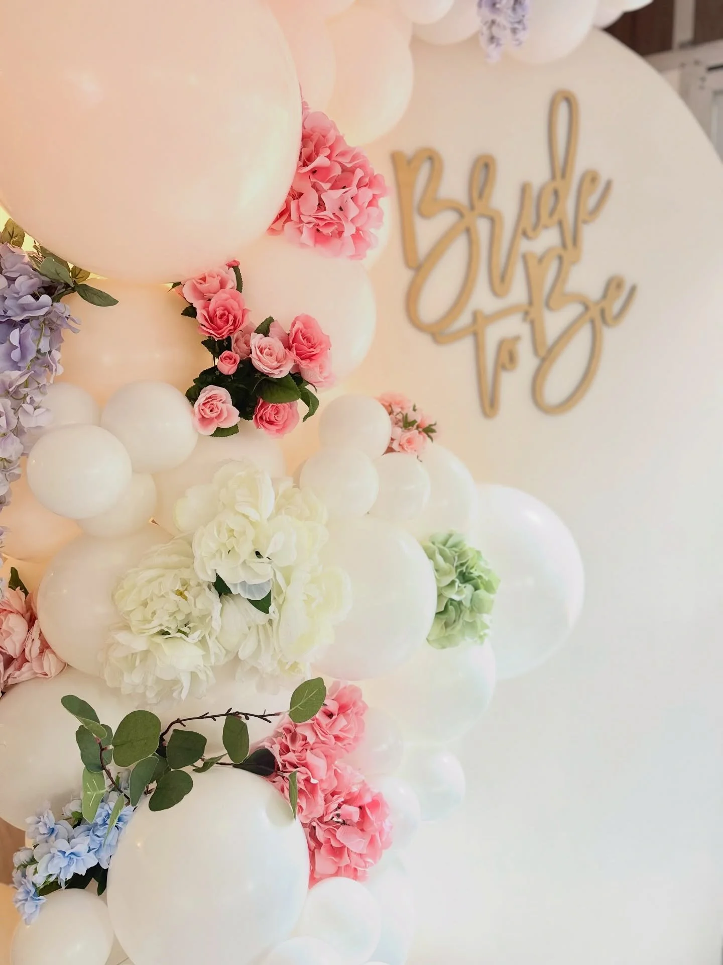 Loved bringing this bridal moment to life with all the delicate florals and dreamy whites 🤍

#bridalshower #bridetobe #weddingballoons #balloonstylist #balloonideas