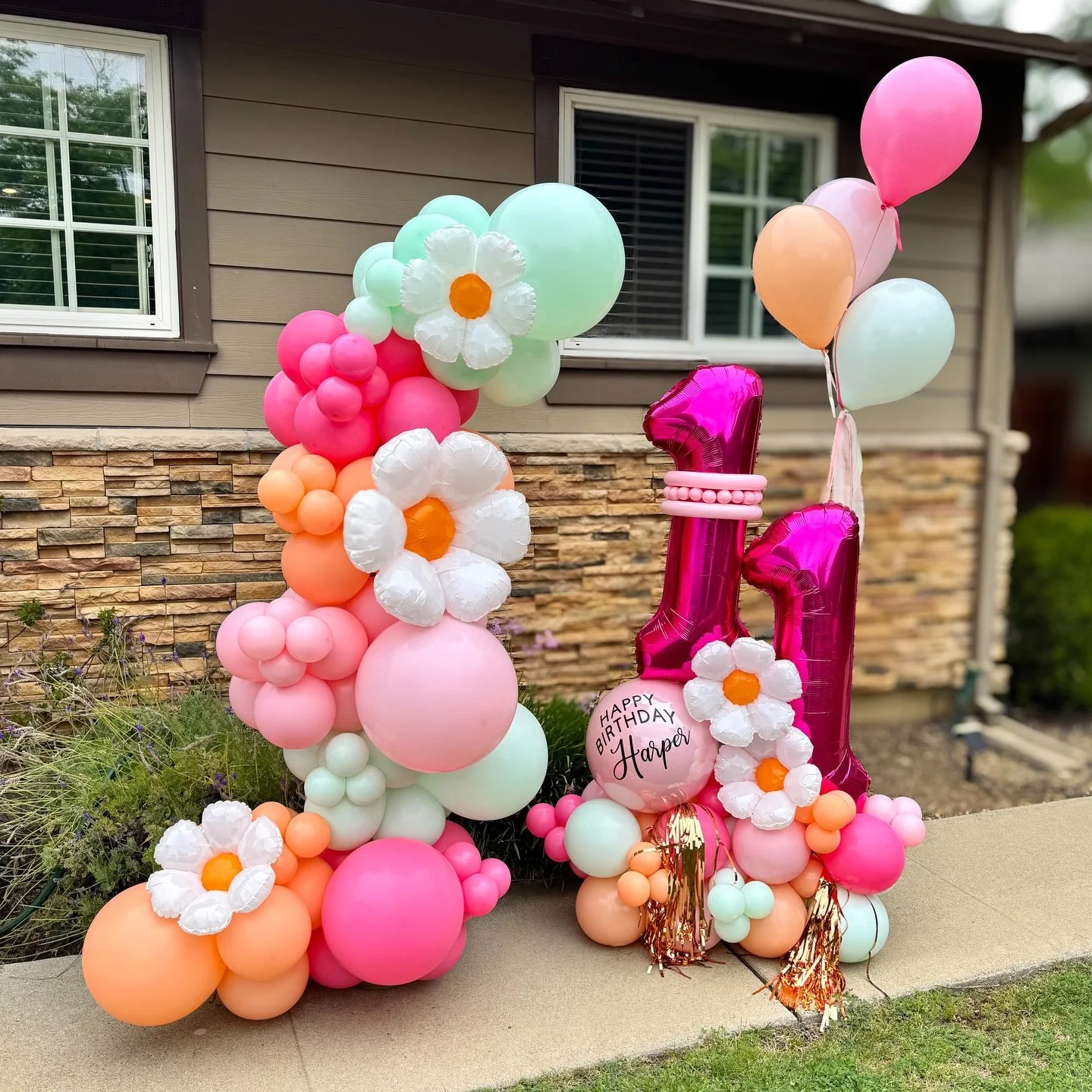 Happy Birthday Harper! A Grab &amp; Go set up for a client with a little Coachella vibe 🌼 

#coachella #birthdayballoons #balloonstack #freestandinggarland #balloonstylist