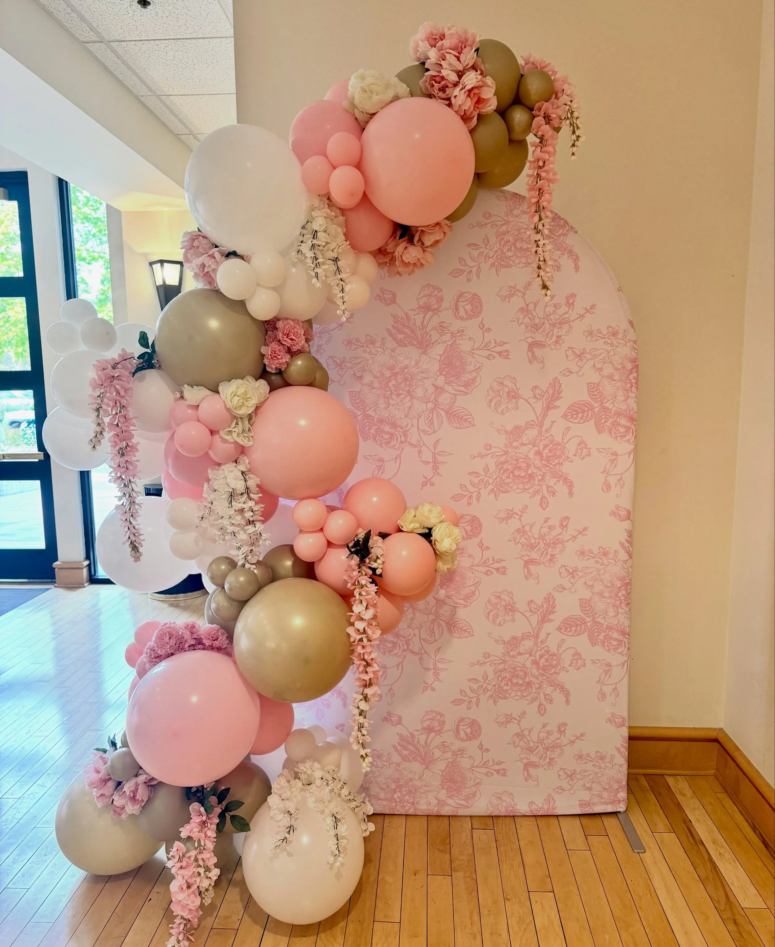 A backdrop perfect for an afternoon tea! ✨ 

#balloondecor #balloonstylist #balloonideas #balloonbackdrop #balloonsandflowers