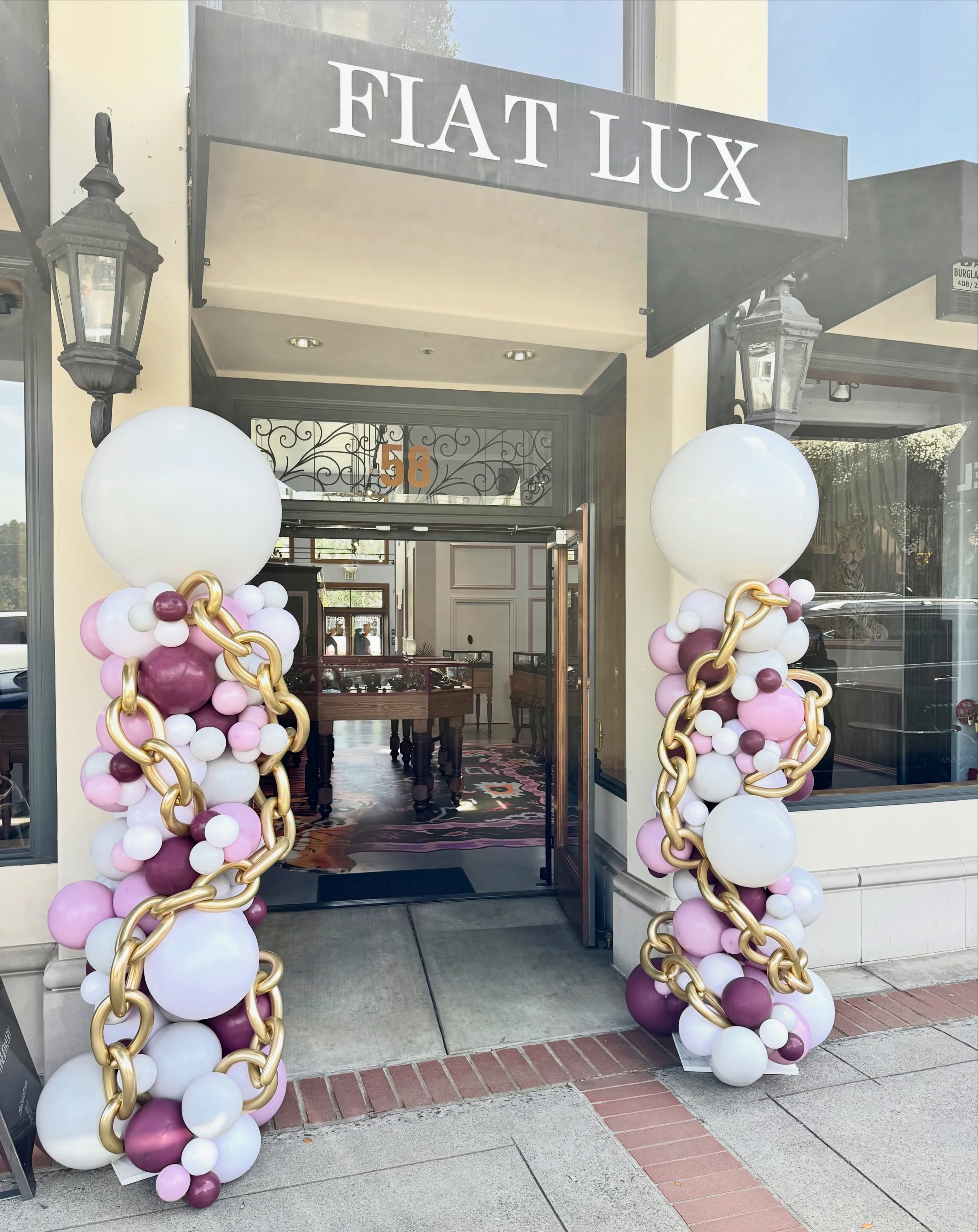 A pair of organic columns with gold chain detailing for the Grand Opening of @fiatluxsf Los Gatos! ✨ 

#balloons #ballooncolumn #grandopeningballoons #jewelry #fiatlux
