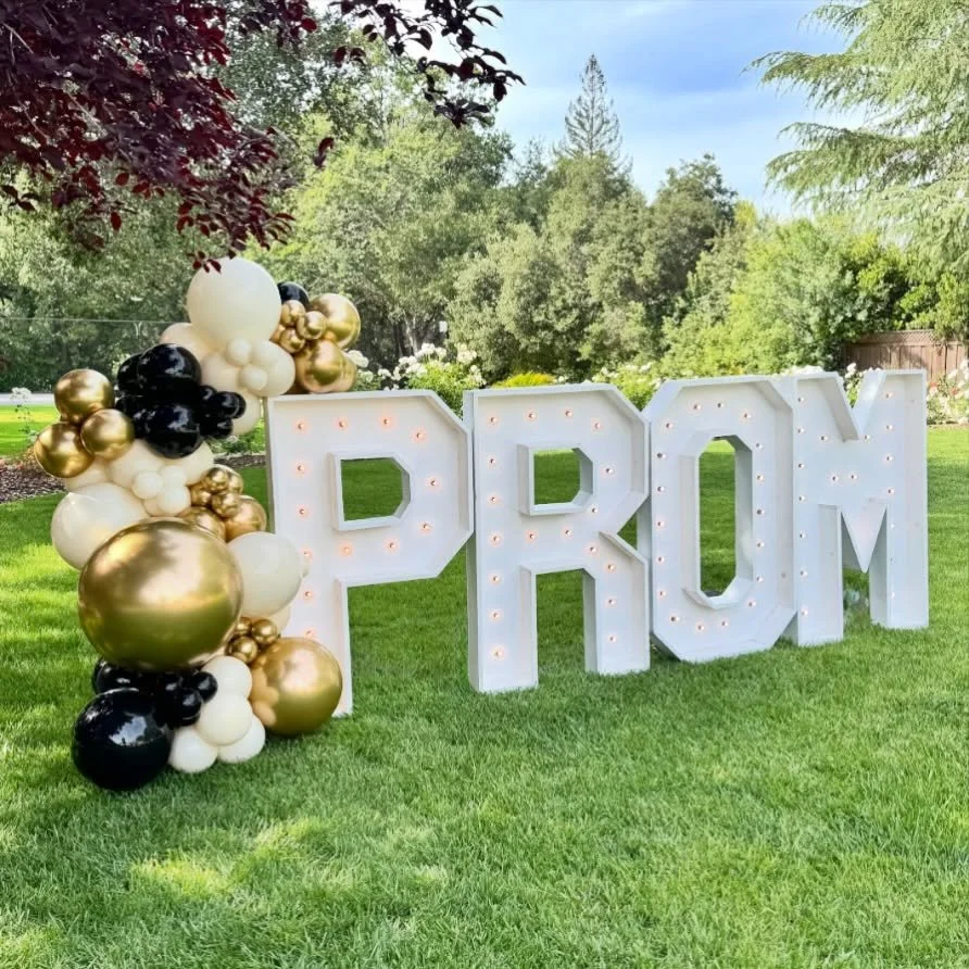 Kept this one classy with a black, lace, and gold tone balloon garland &amp; paired it with oversized marquee letters for that extra wow factor ✨ 

*Whoever set up these marquees, please let me know so I can tag you!

#PromDecor #PromSetup #EventStyl
