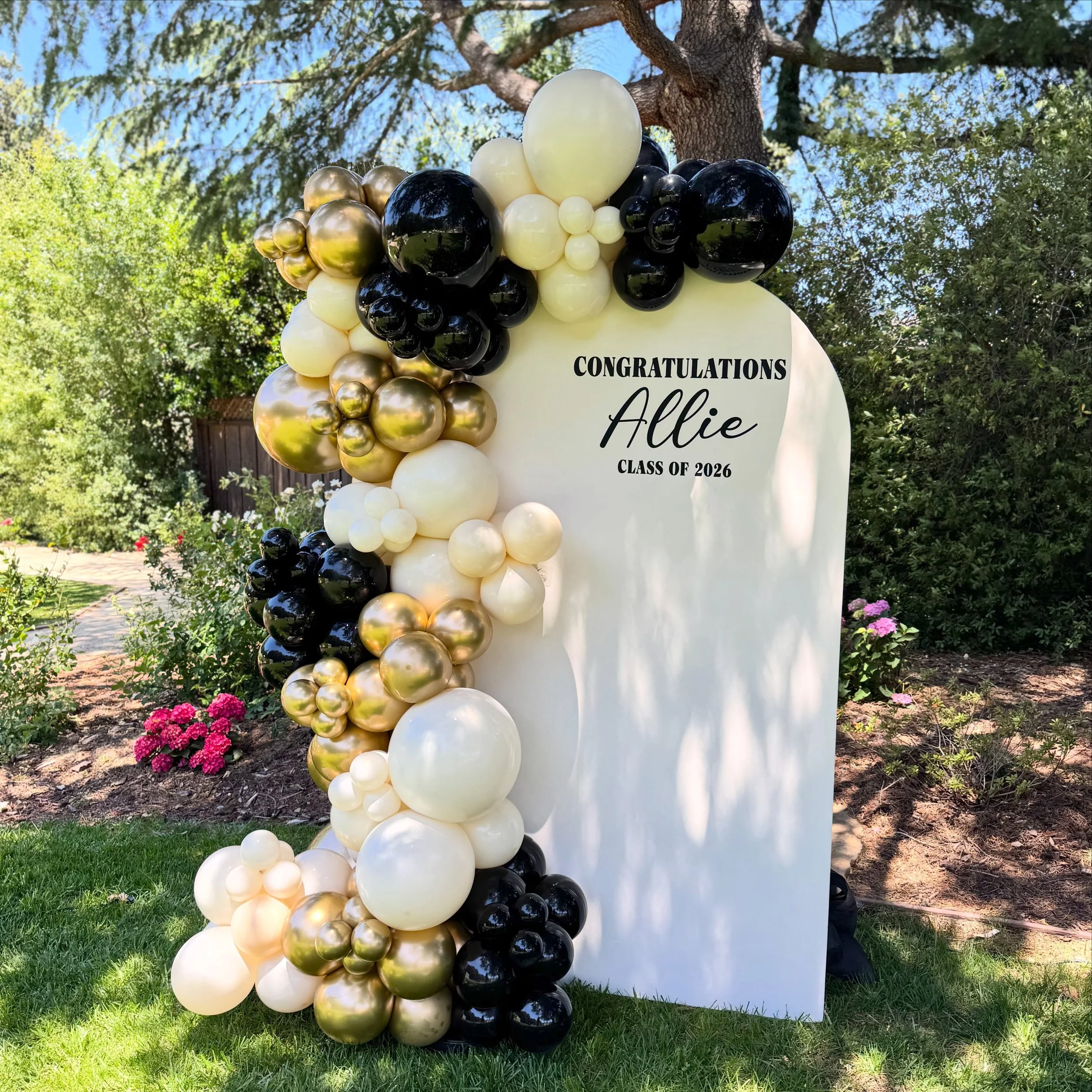 Graduation season is officially here 🎓✨

Obsessed with this classic black, ivory &amp; gold combo for Allie&rsquo;s big day! Who&rsquo;s ready to celebrate their 2026 grad?! 👏🏼🎉

#GraduationParty #GradSeason #ClassOf2026 #BalloonStylist #inflated