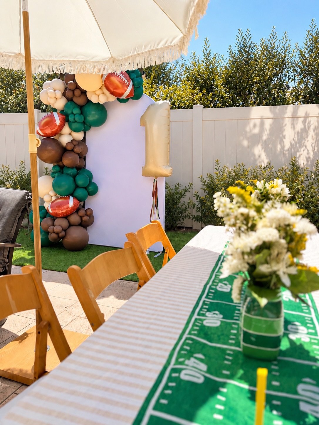 Griff&rsquo;s FIRST DOWN! 🏈 

Loved creating this set up for some sweet friends of mine. 

And a little behind-the-scenes magic&hellip;The original setup was photographed in a busier backyard space, so I used AI to clean up and enhance the backgroun