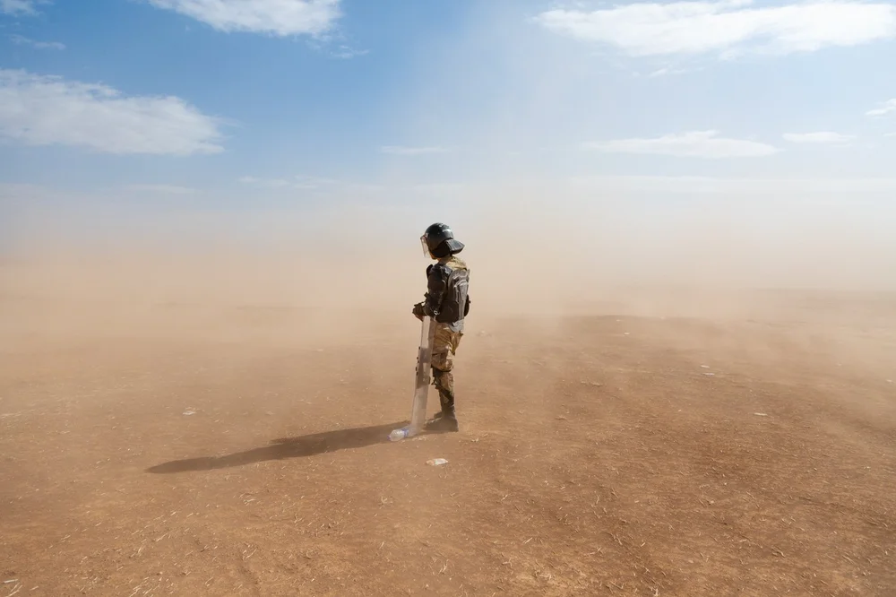  Turkey soldier prevents Syrian Kurds to enter Kobane. Turkey-Syrian border Kobane Sep, 2014. 