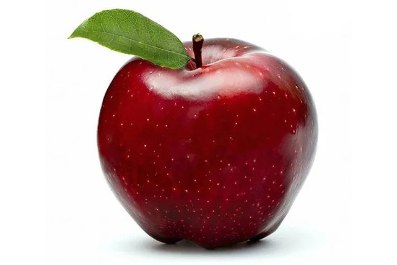 Mela rossa con foglia verde