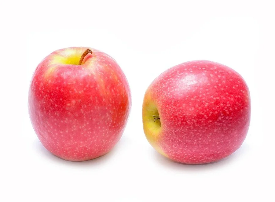 Due mele rosse su sfondo bianco.