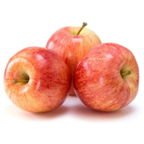 Tre mele rosse su sfondo bianco.