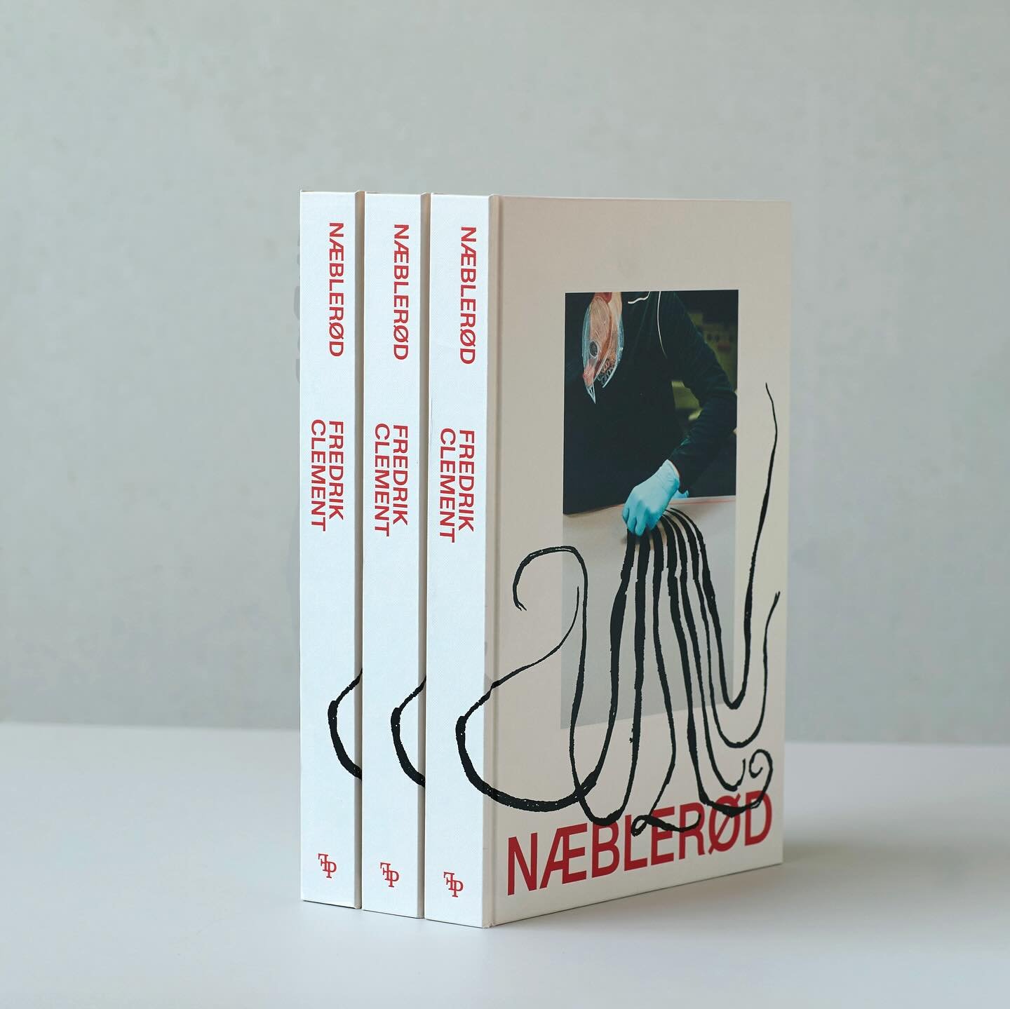 Travle dage p&aring; studiet med at sende min nye bog N&aelig;bler&oslash;d til alle jer som allerede har bestilt. Tak for jeres flotte modtagelse af bogen! Som I kan se, pakker vi stadig bogen ind i papir lavet s&aelig;rligt til boglanceringen. Best