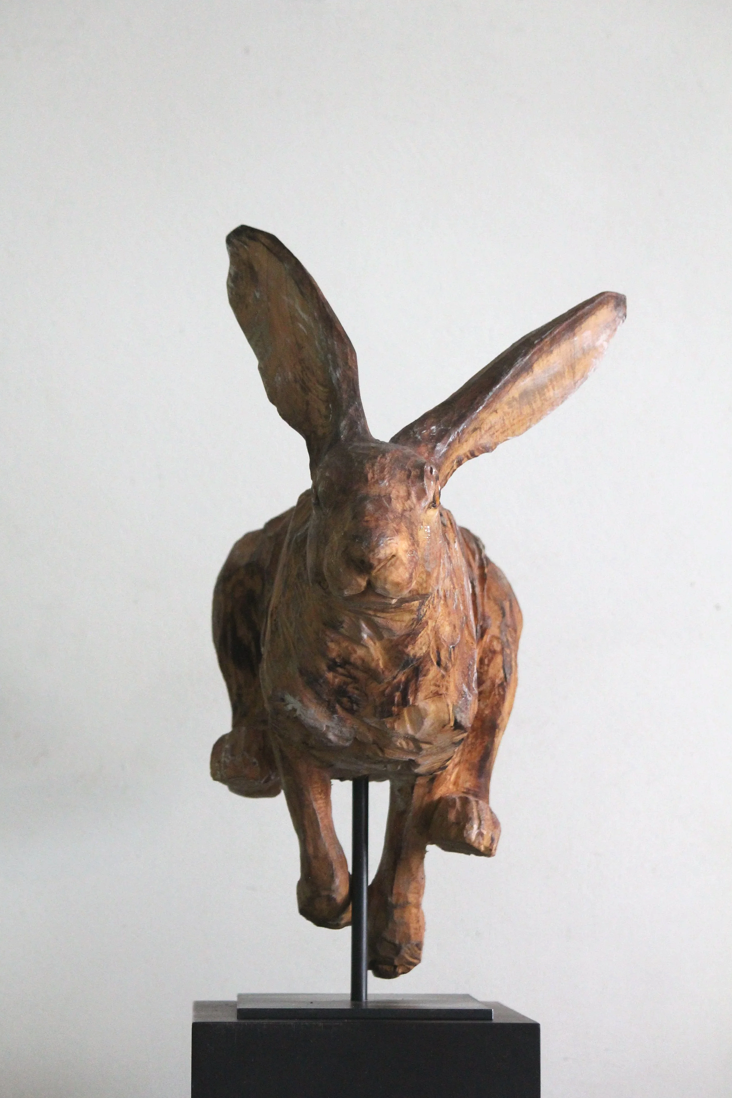 Feldhase rennend aus Linde von Gina Sommer, Atelier HOLZAB Holzbildhauerei Thun 