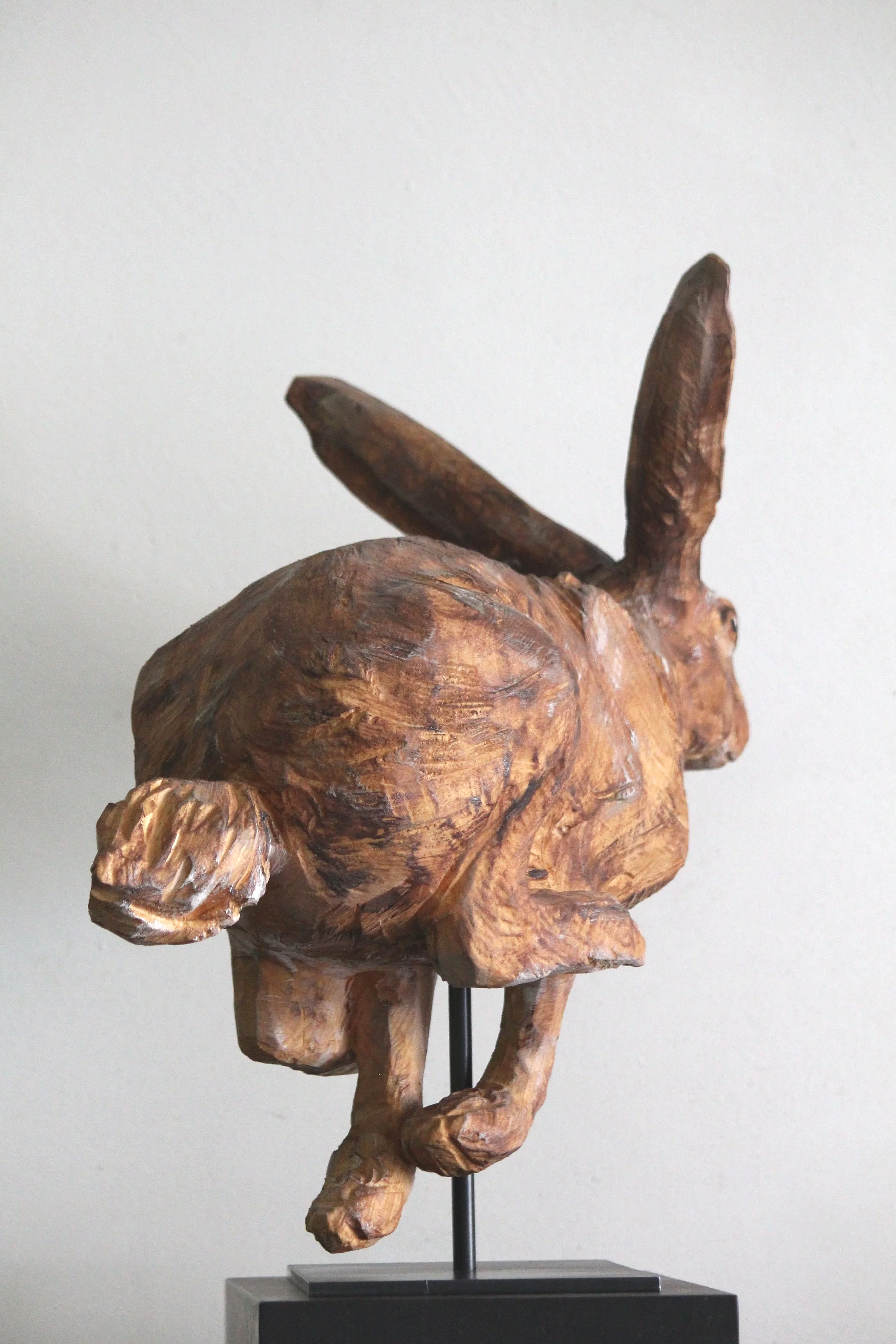 Feldhase rennend aus Linde von Gina Sommer, Atelier HOLZAB Holzbildhauerei Thun 