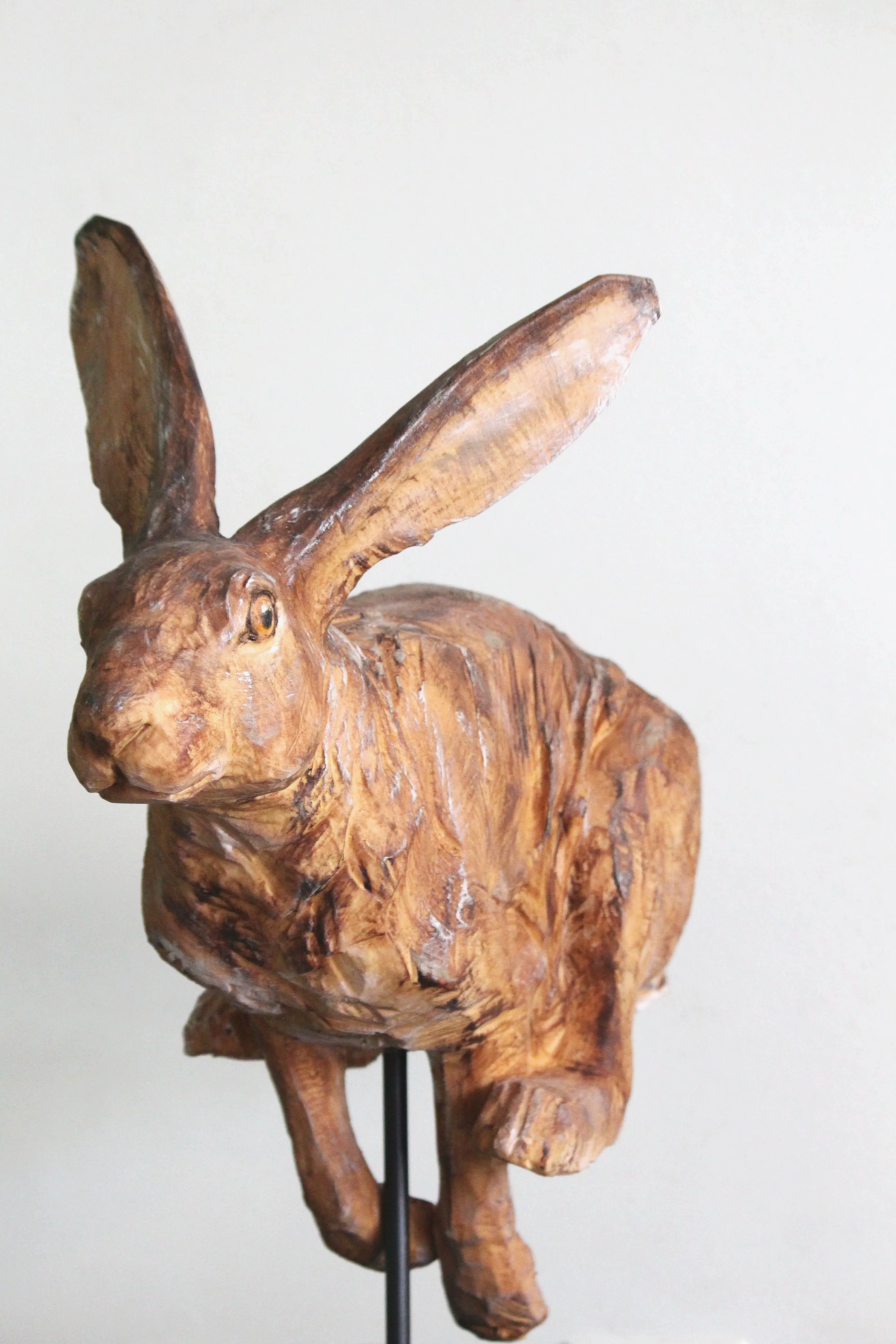 Feldhase rennend aus Linde von Gina Sommer, Atelier HOLZAB Holzbildhauerei Thun 