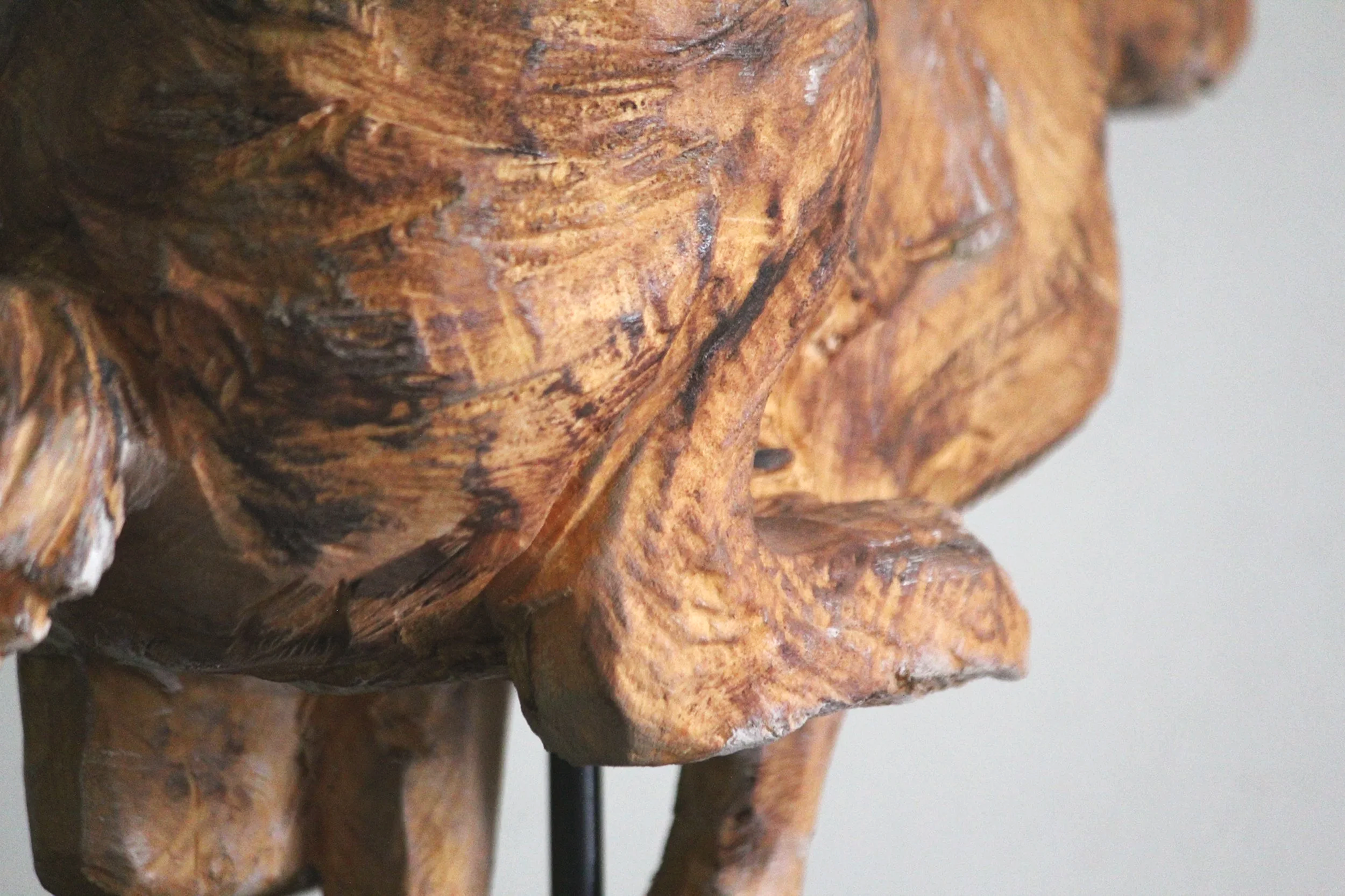 Feldhase rennend aus Linde von Gina Sommer, Atelier HOLZAB Holzbildhauerei Thun 