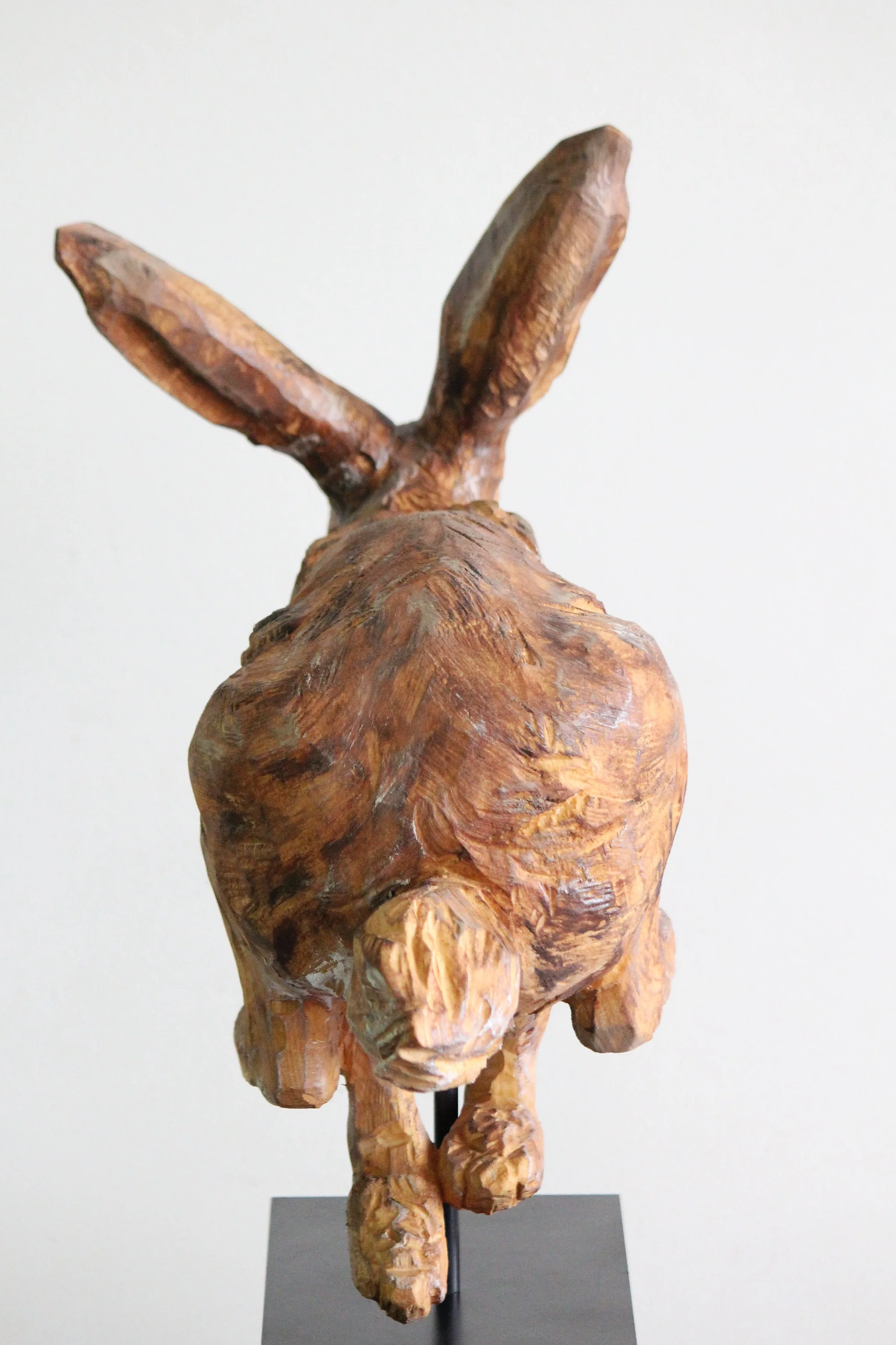 Feldhase rennend aus Linde von Gina Sommer, Atelier HOLZAB Holzbildhauerei Thun 