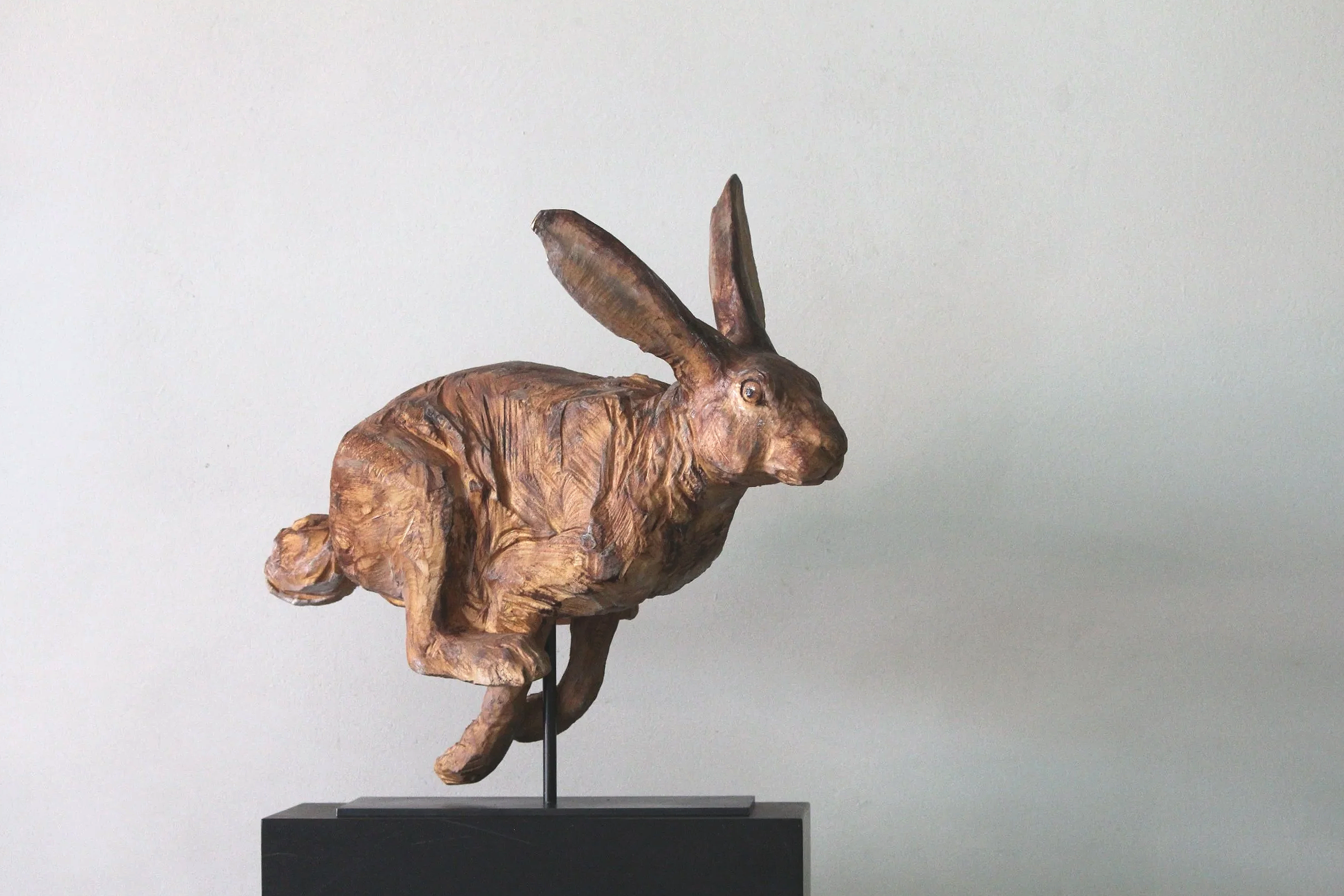 Feldhase rennend aus Linde von Gina Sommer, Atelier HOLZAB Holzbildhauerei Thun 
