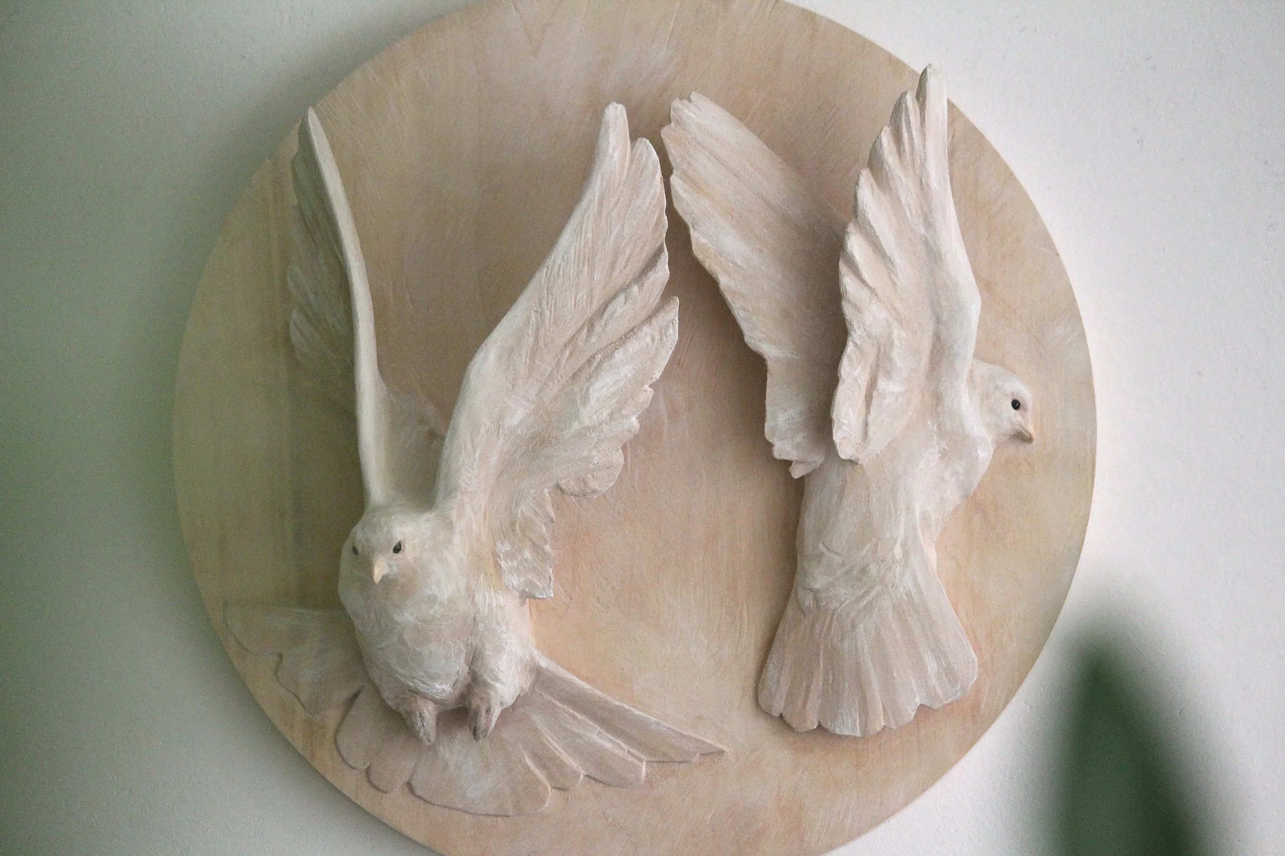 Tauben aus Linde von Gina Sommer, Atelier HOLZAB Holzbildhauerei Thun 