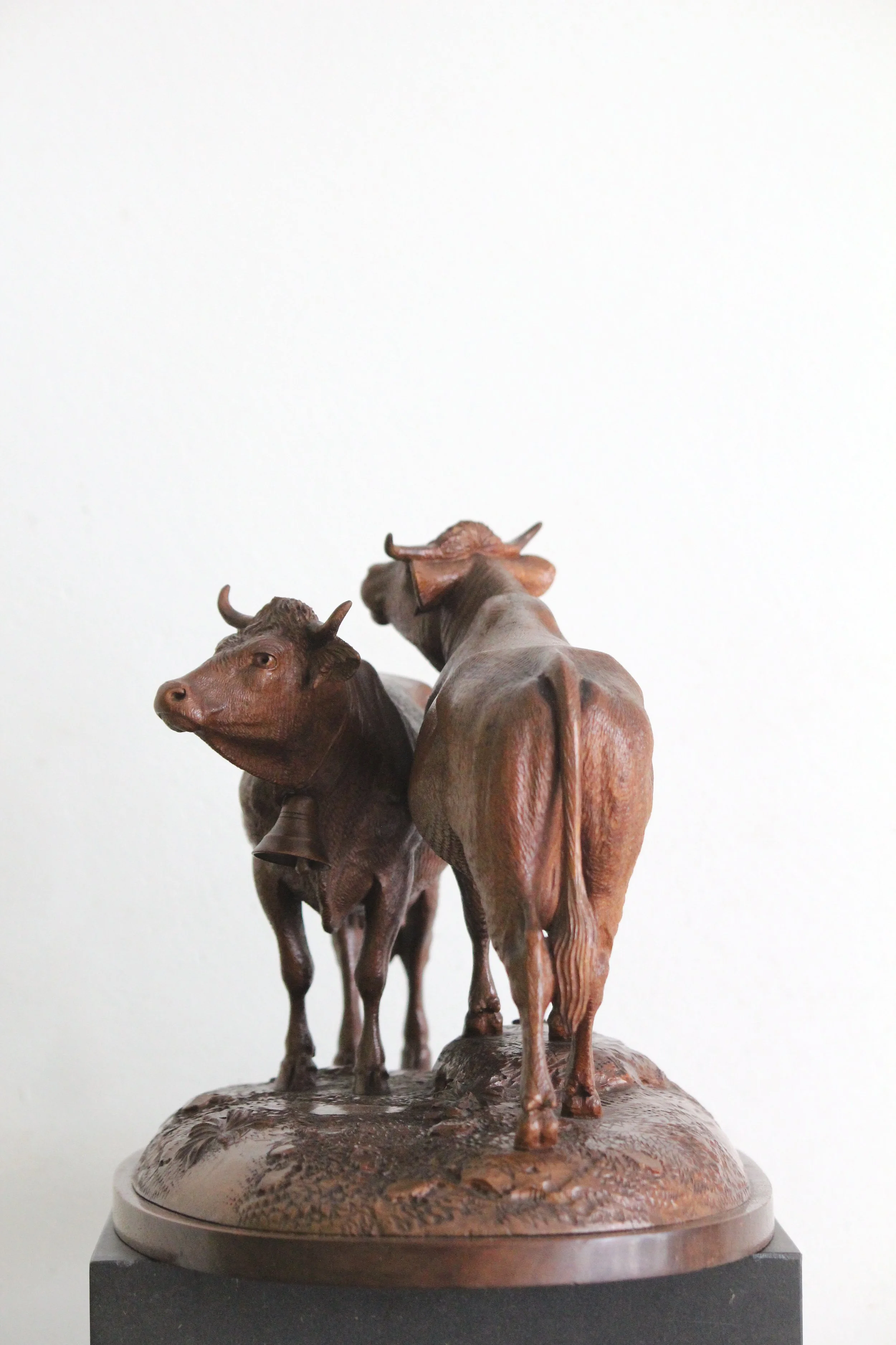 Huggler Frére, Kuhgruppe, Nussbaum, um ca. 1900, Restauration 4 Hörner, 1 Ohr, Holzab 2026