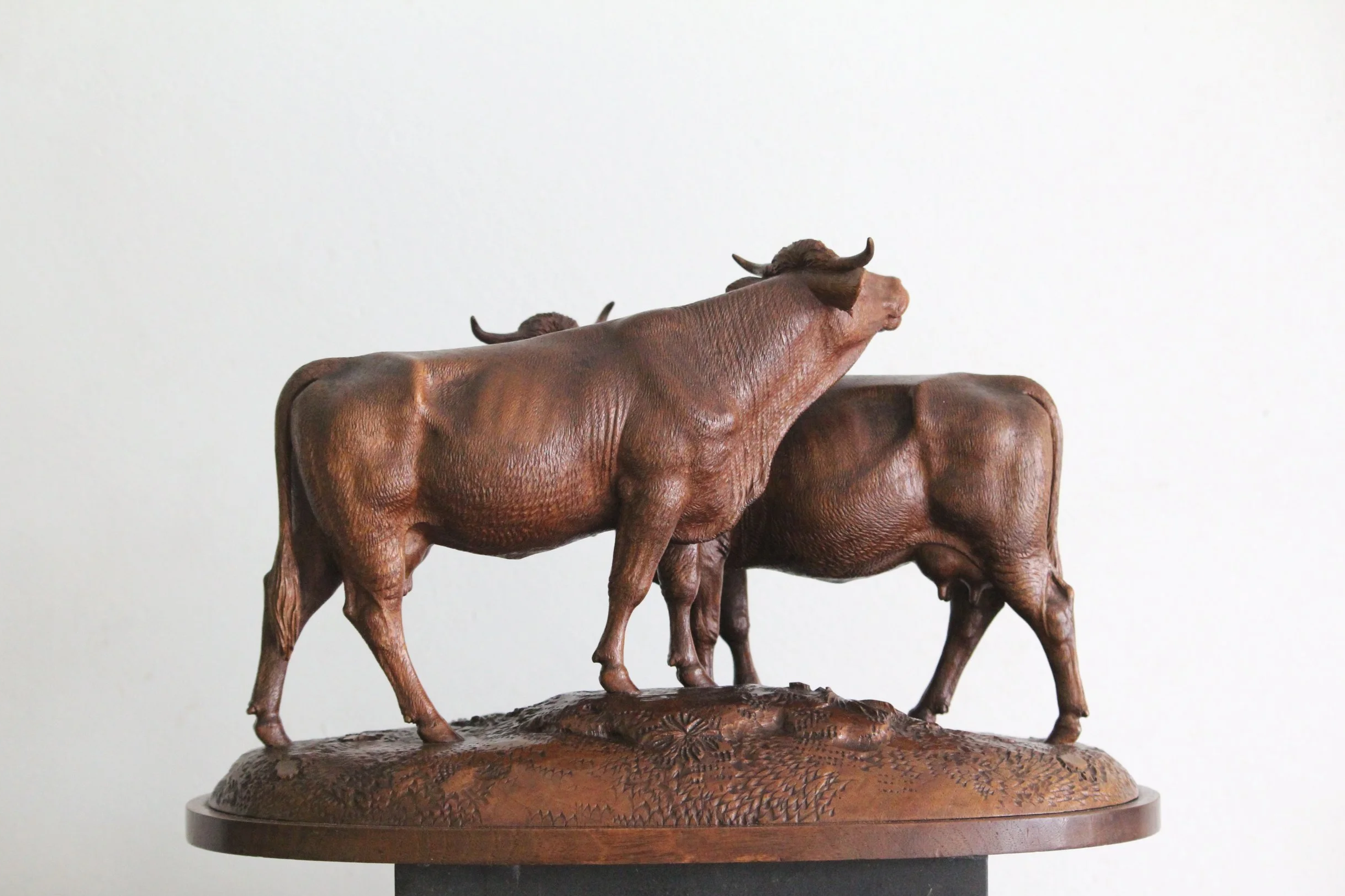 Huggler Frére, Kuhgruppe, Nussbaum, um ca. 1900, Restauration 4 Hörner, 1 Ohr, Holzab 2026