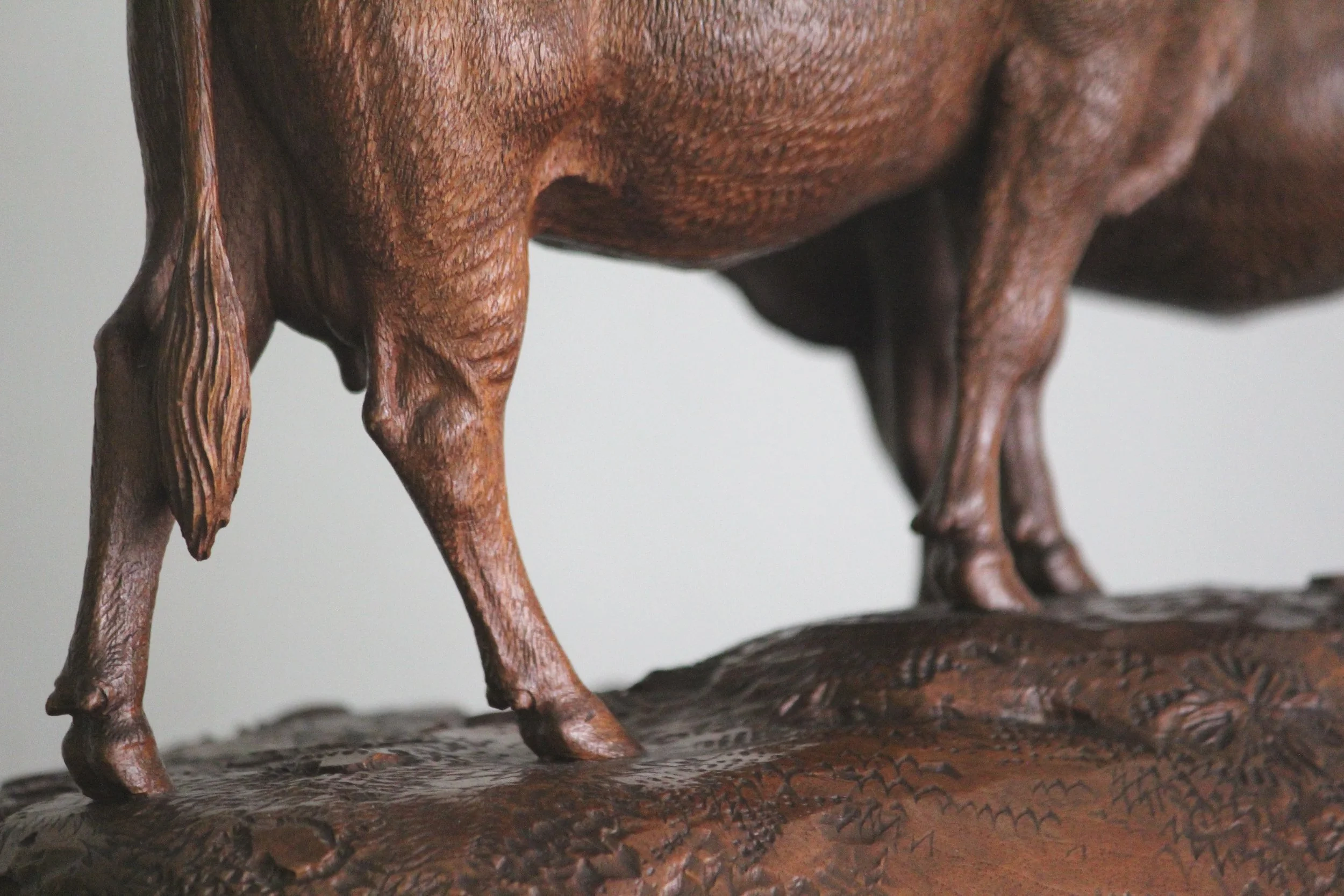 Huggler Frére, Kuhgruppe, Nussbaum, um ca. 1900, Restauration 4 Hörner, 1 Ohr, Holzab 2026